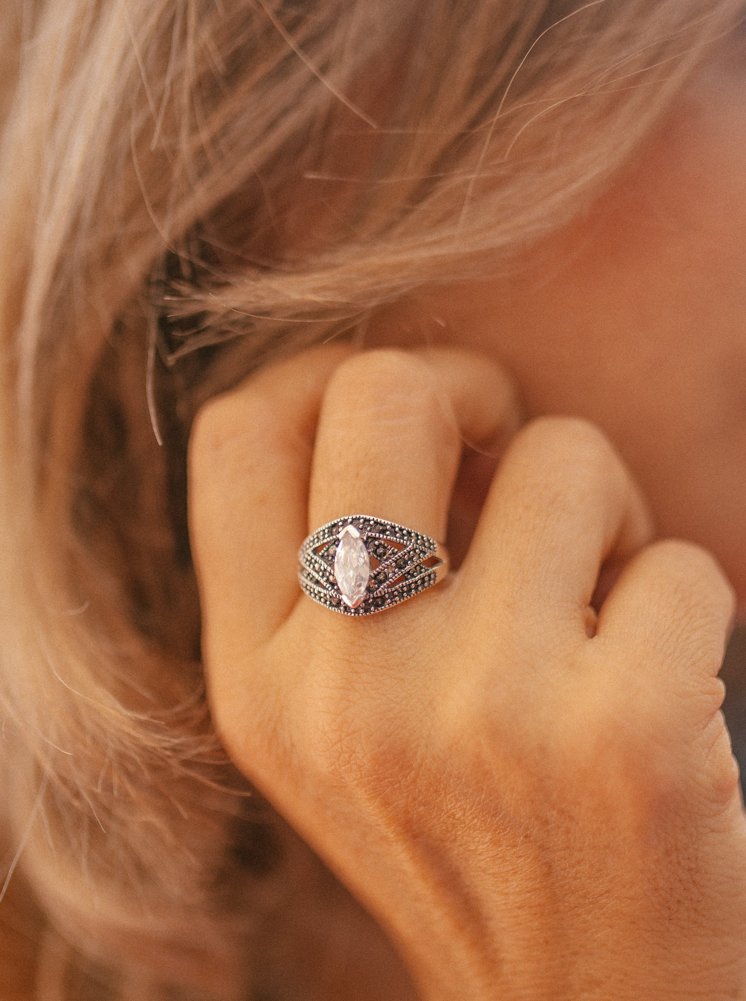 (09400-192) Anillo de plata con zirconias