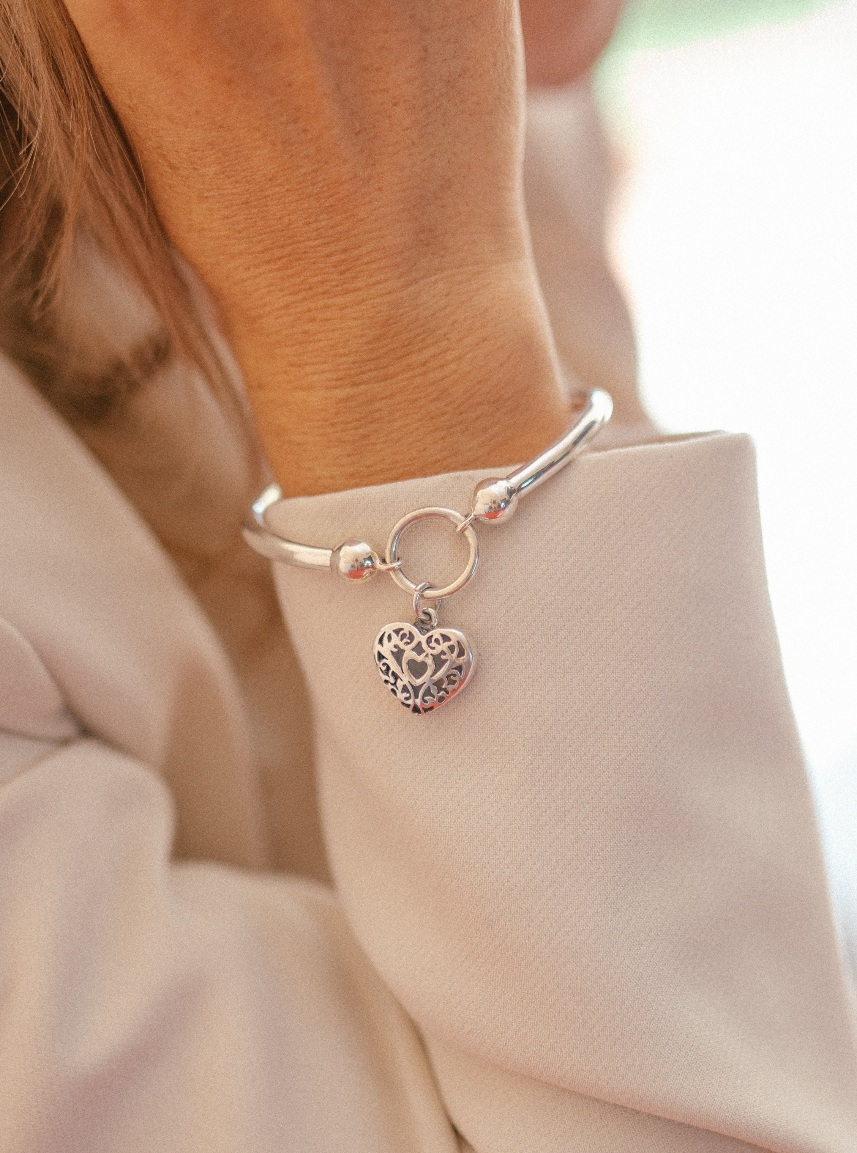 (171300-050) Pulsera de plata con dije de corazon envejecido