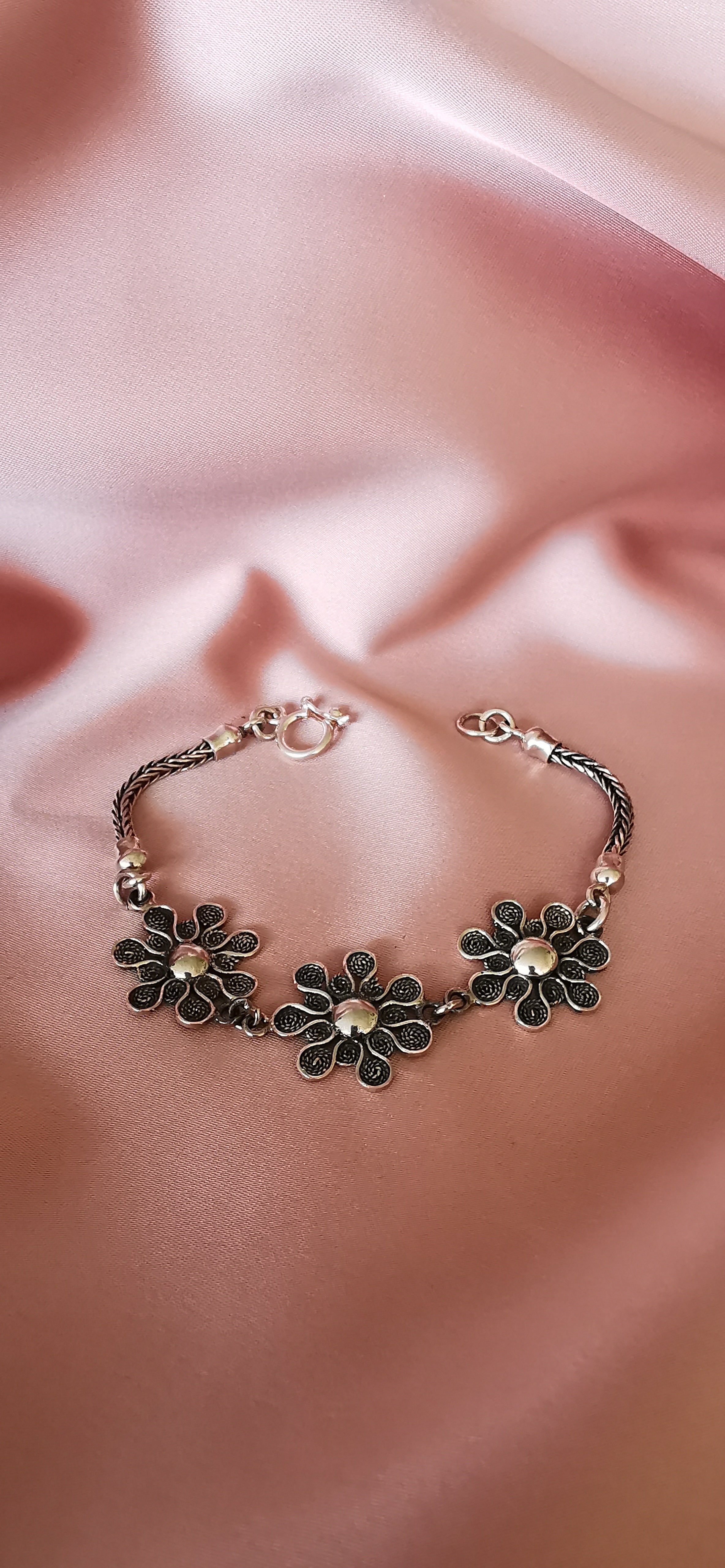 (17750-099) Pulsera de plata enevejecida y flores