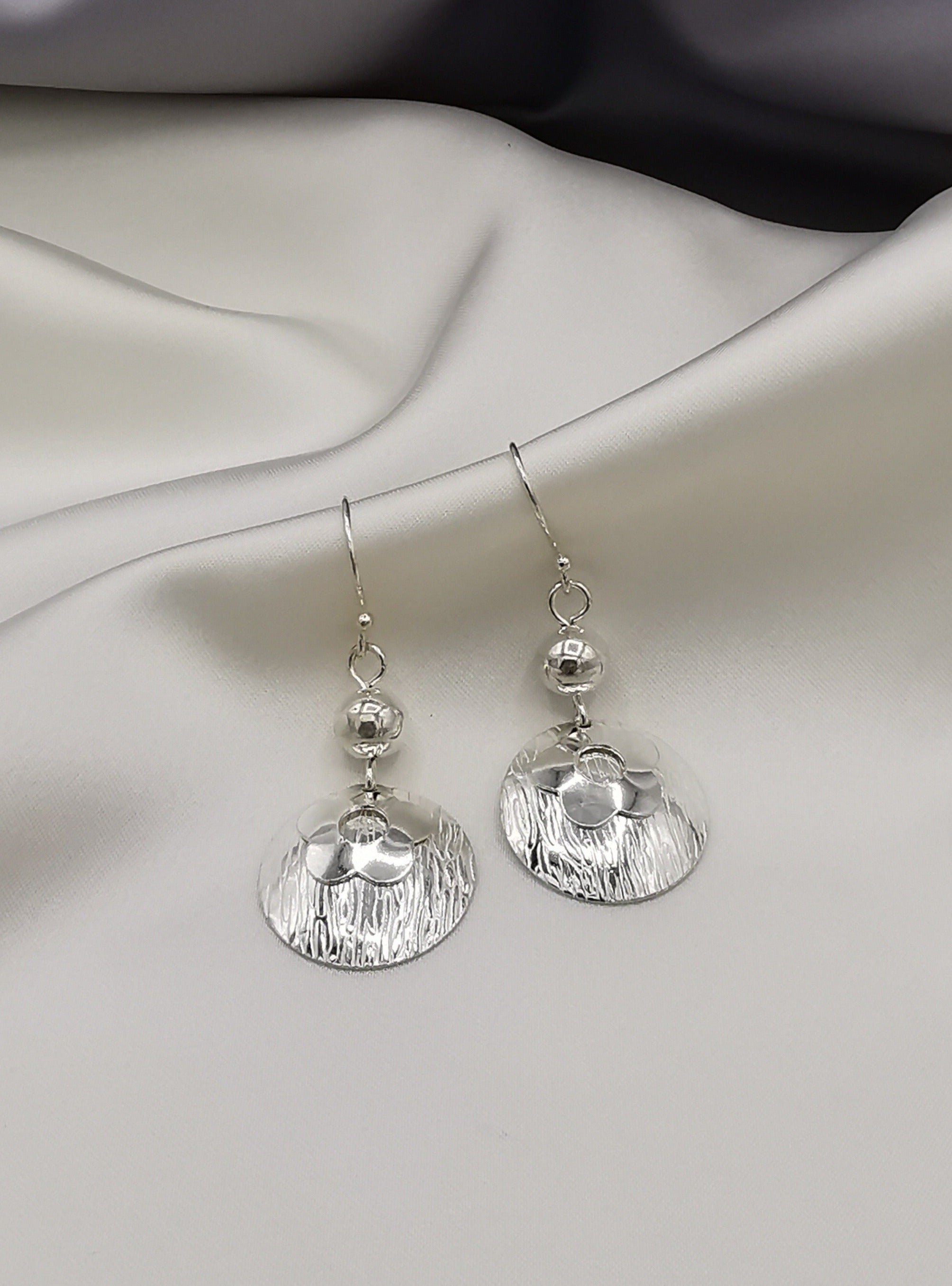 Aretes largos de plata diseño de Circulo labrado con Flor (15225-070)