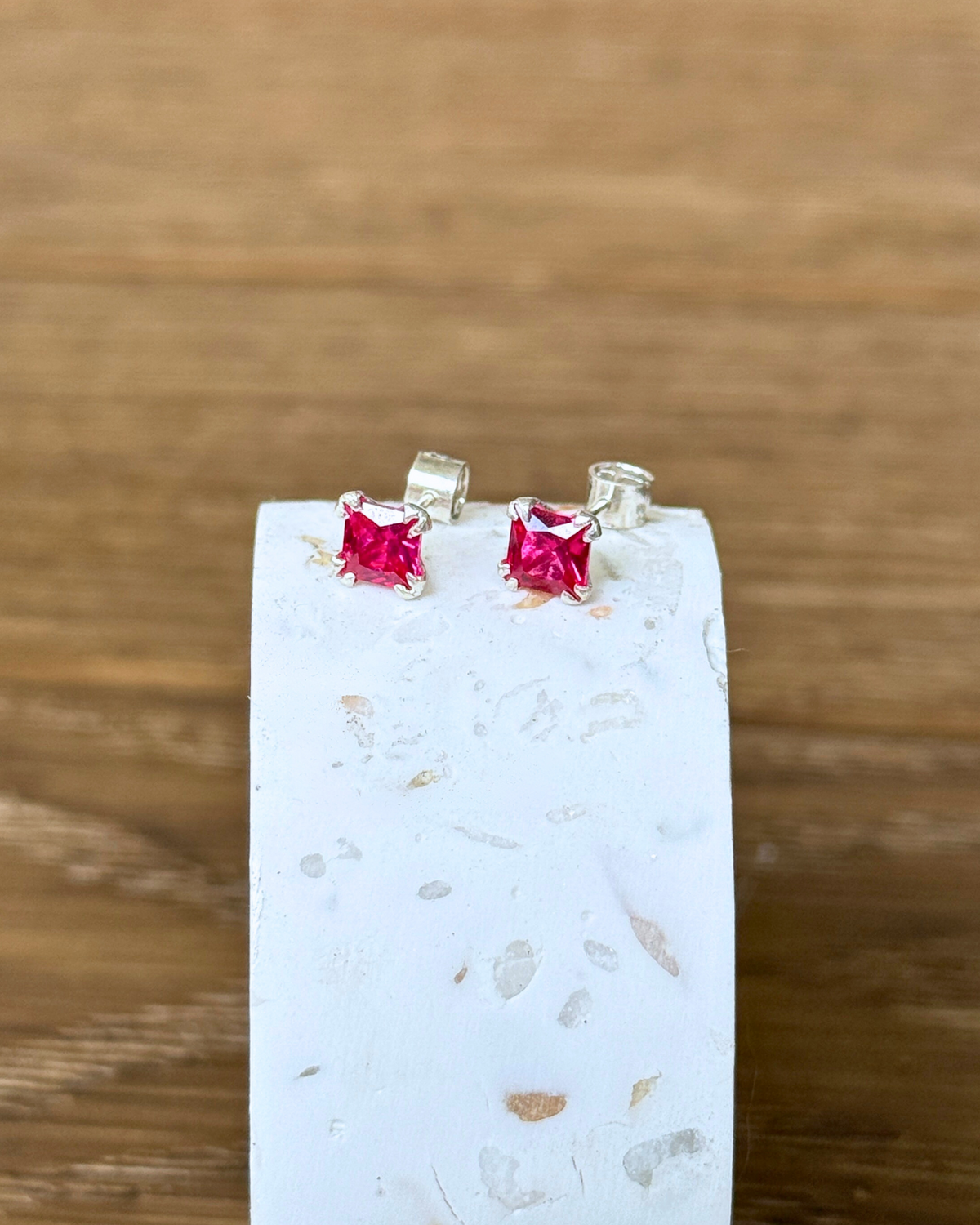 Aretes de zirconia rosada
