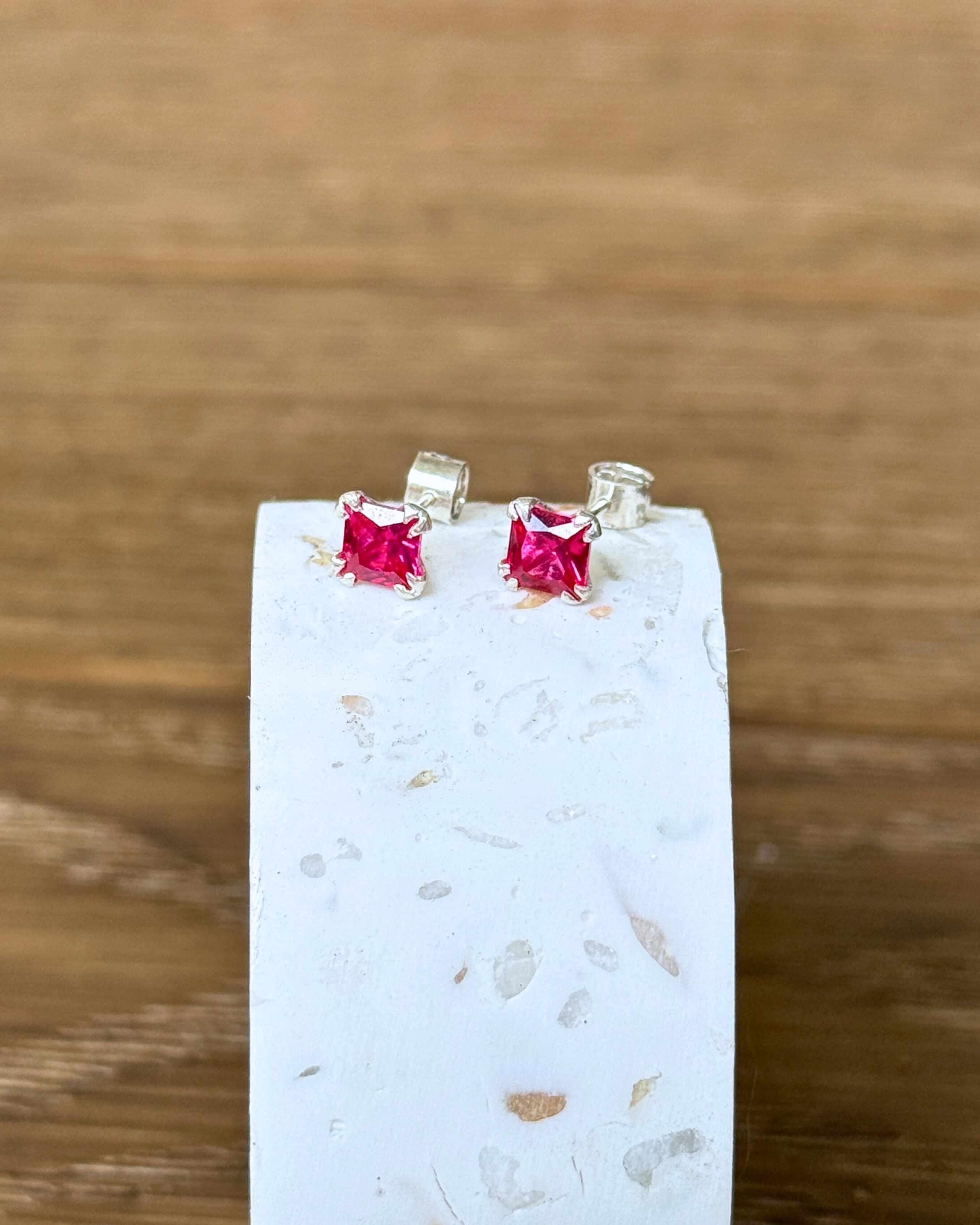Aretes de zirconia rosada