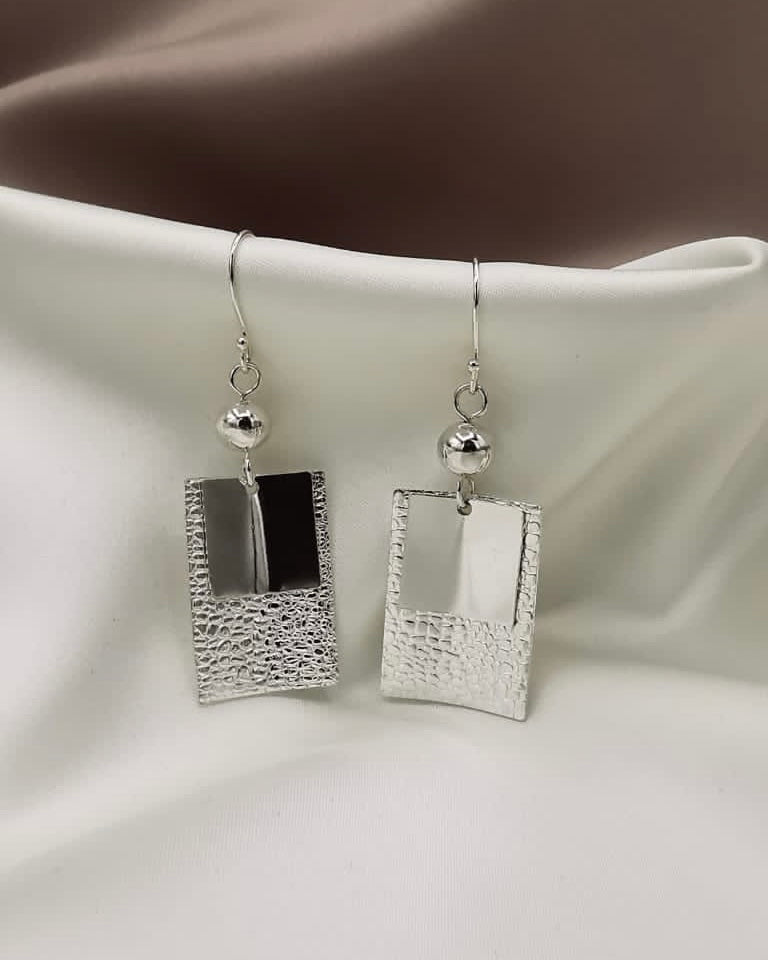 Arete plata brillante y labrada (15300-236)