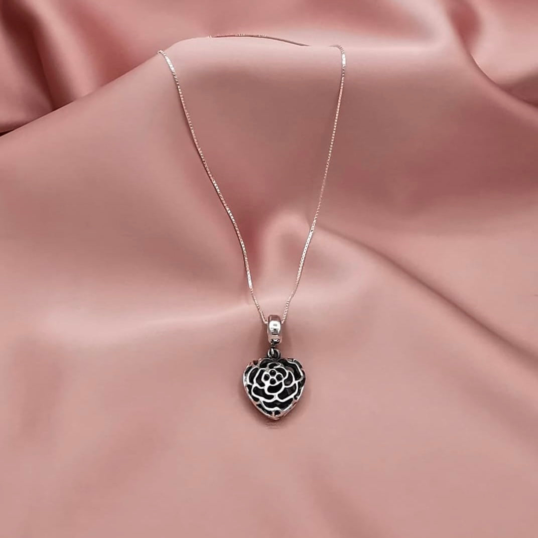 Dije de corazón con diseño de flor (04225-047)