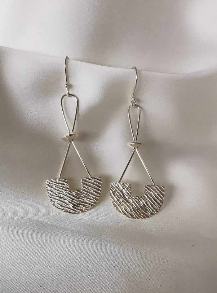 Aretes largos de plata brillante y labrada (15510-070)