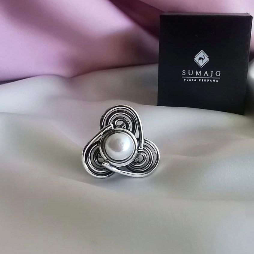 Anillo de flor con perla (01600-072)