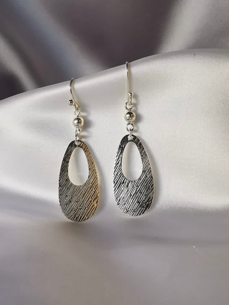 Aretes largos labrado (15275-958)