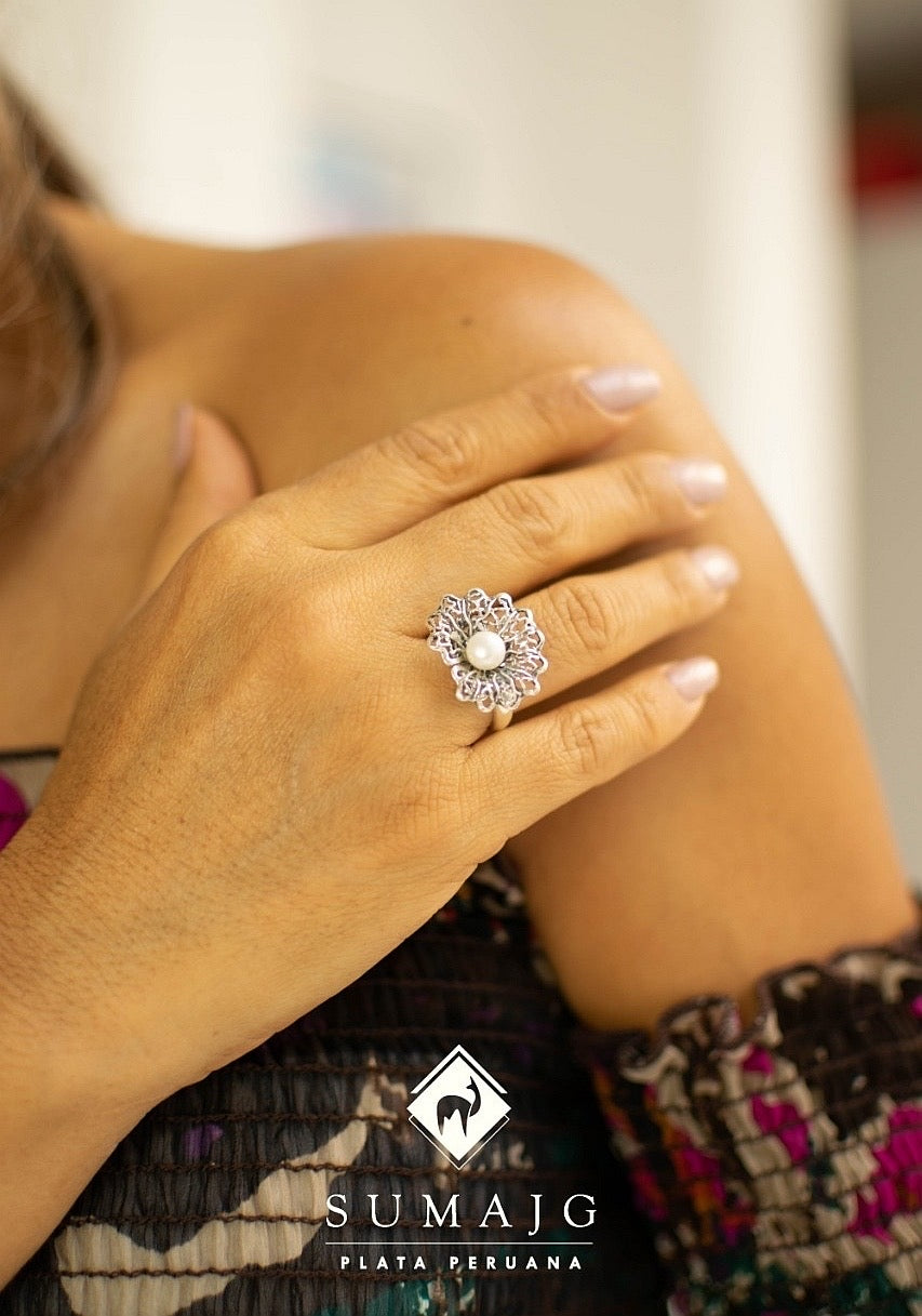 Anillo de flor con perla