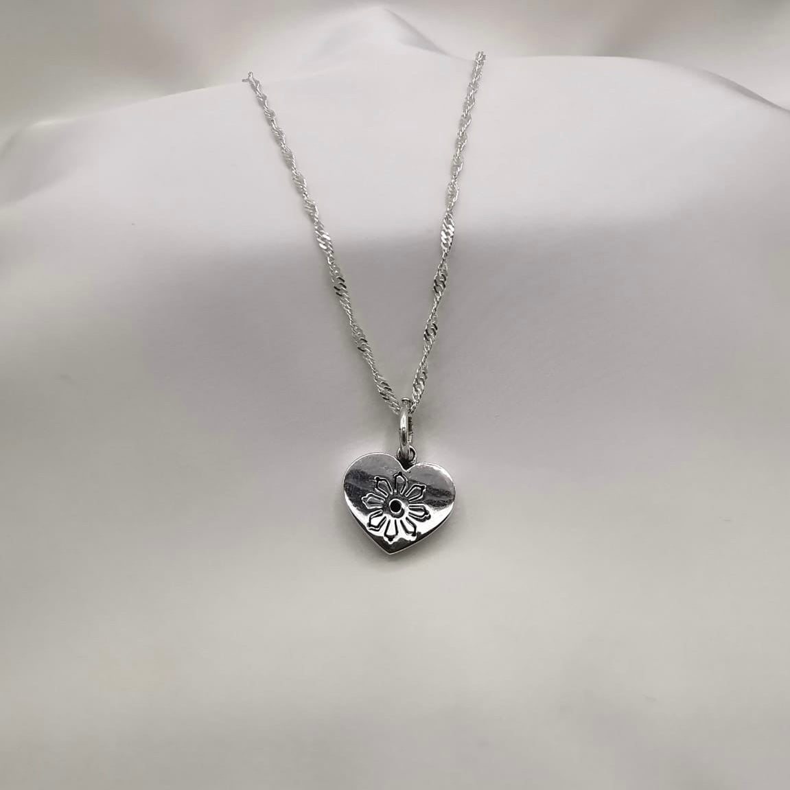 Dije de corazón con flor grabada (04225-134)