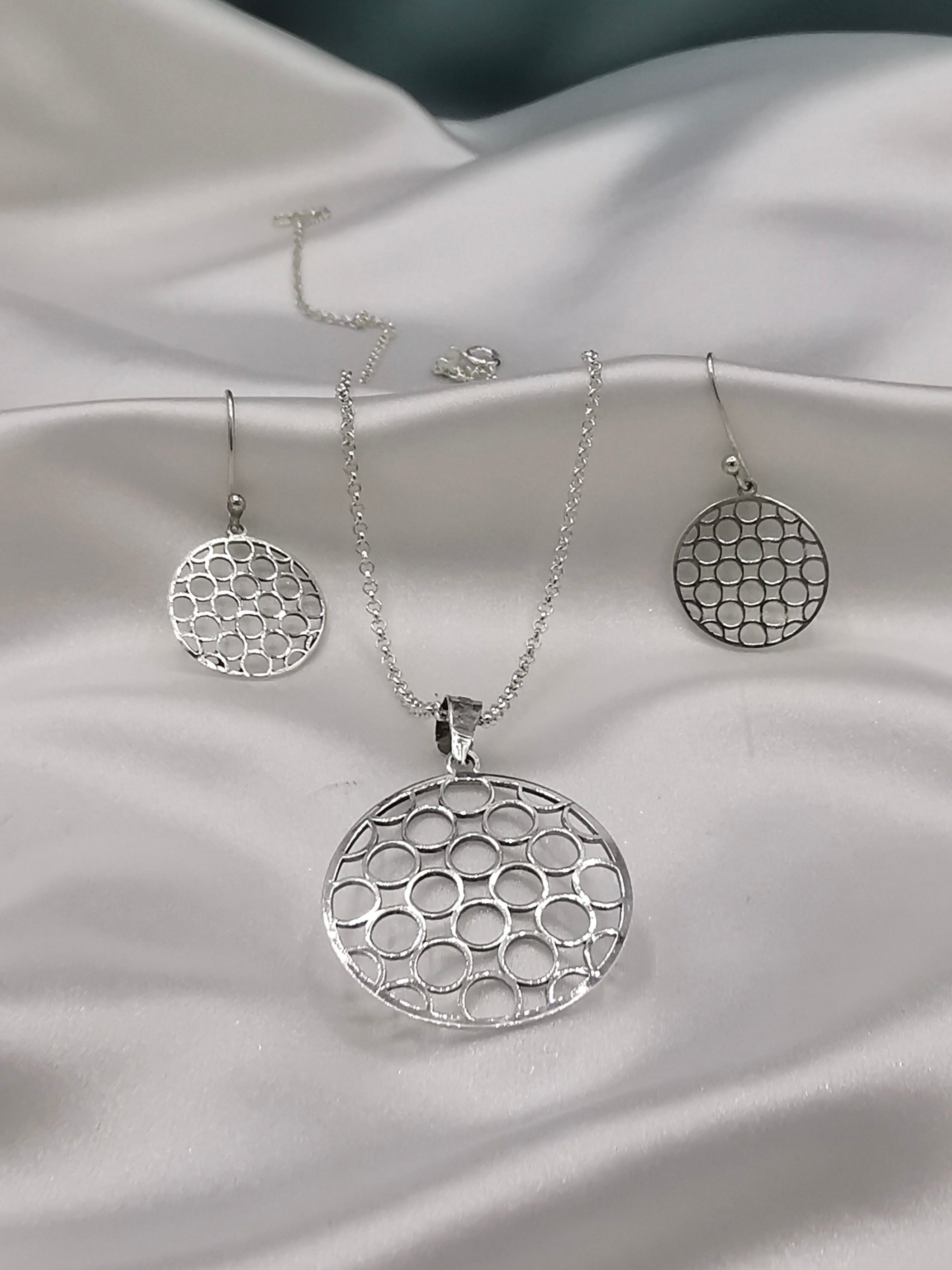 Juego circular con diseño de círculos plata brillante (03325-039)