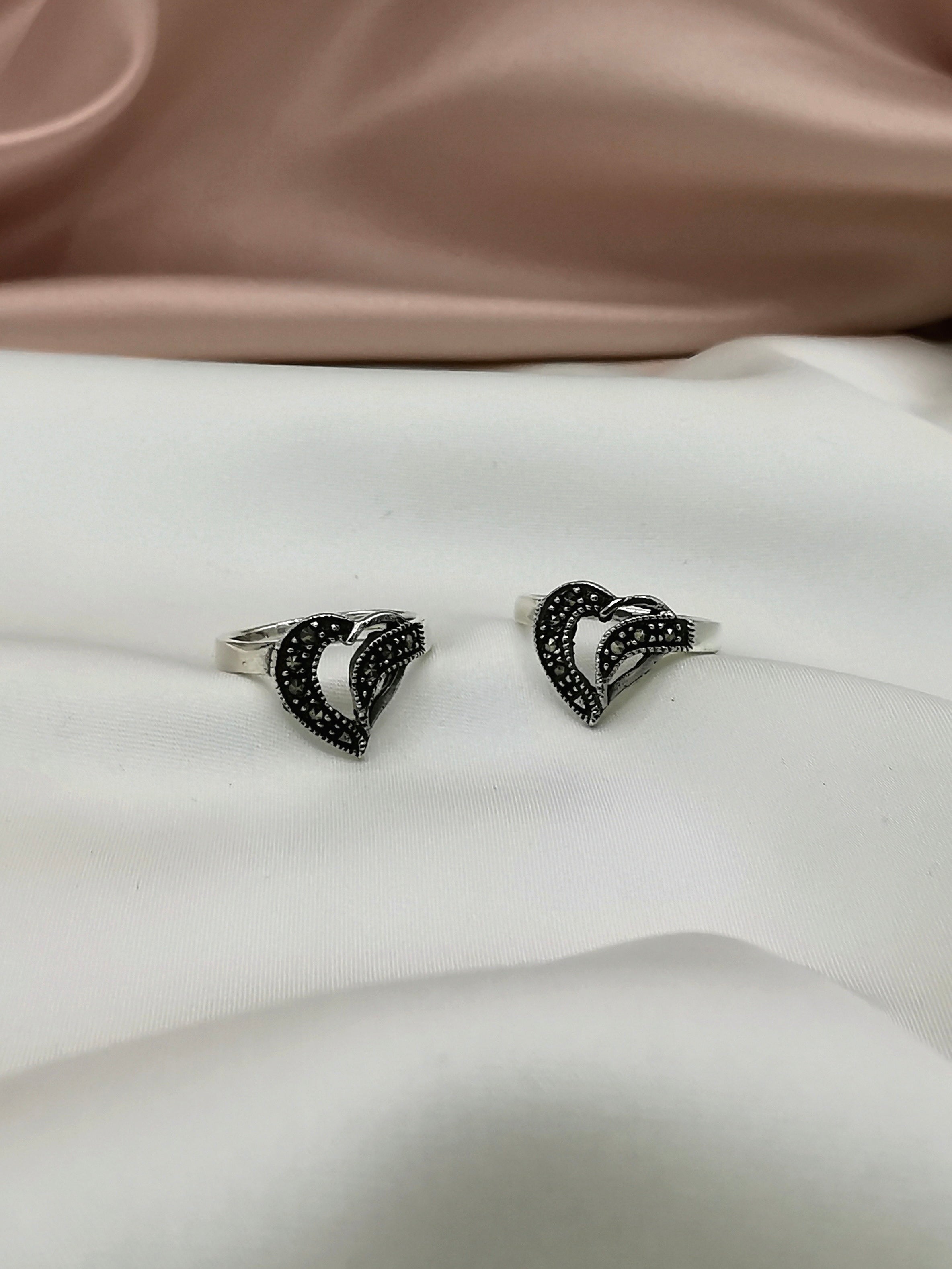Anillo de corazón con zirconias (09250-059)