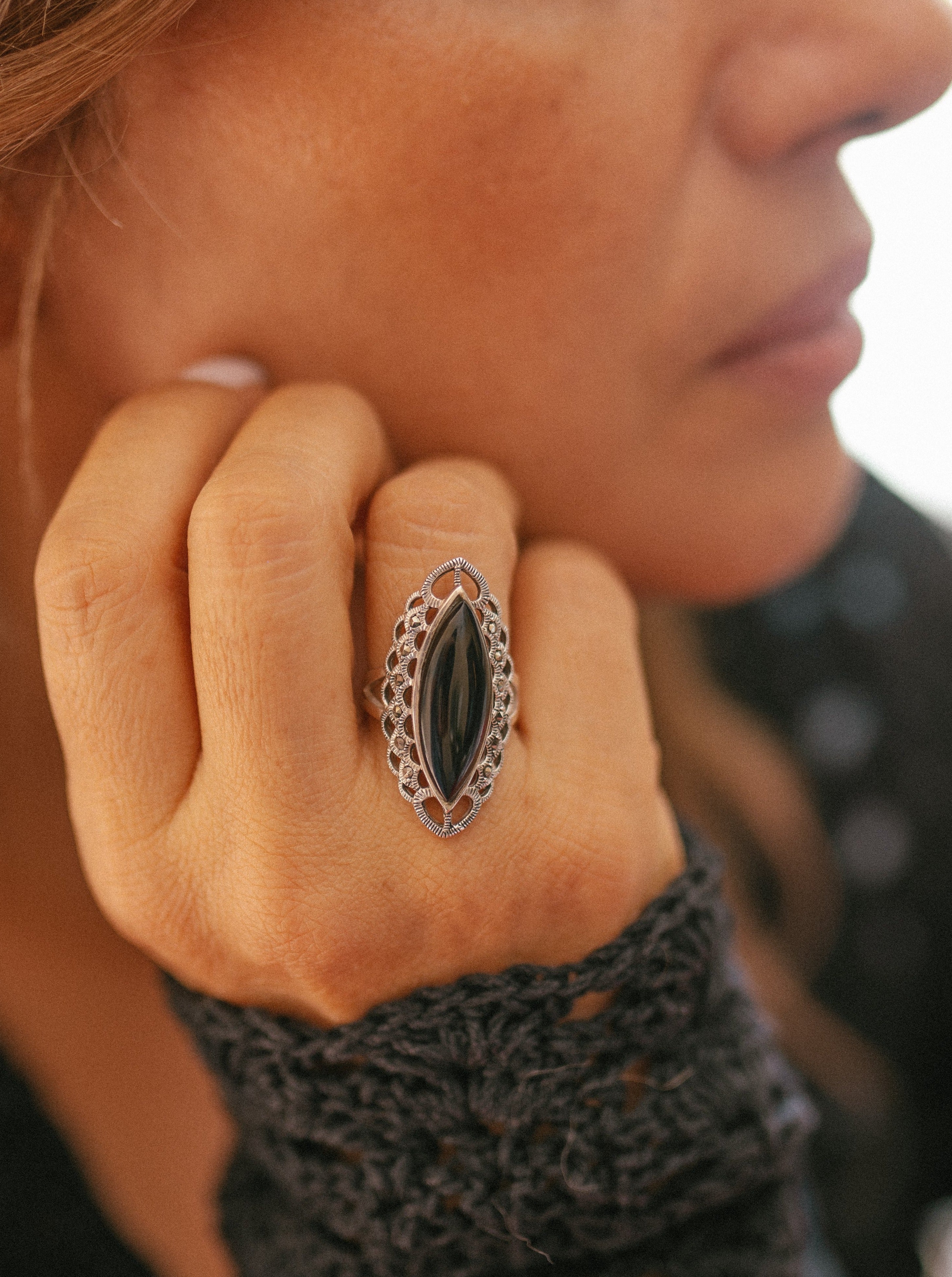 (09475-902) Anillo de plata con zirconias y piedra ónix
