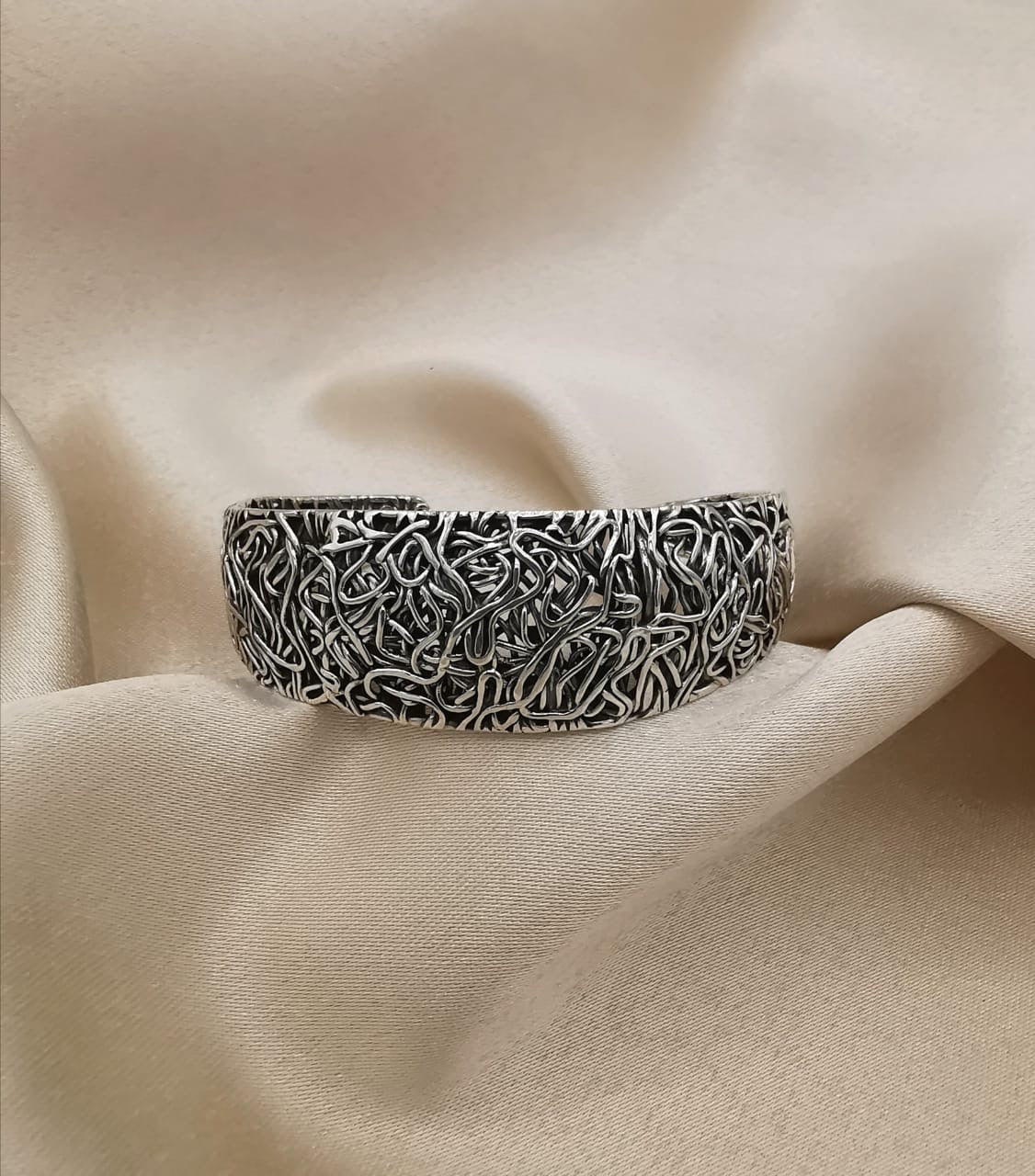 Pulsera aro con diseño plata envejecida (051400-040)