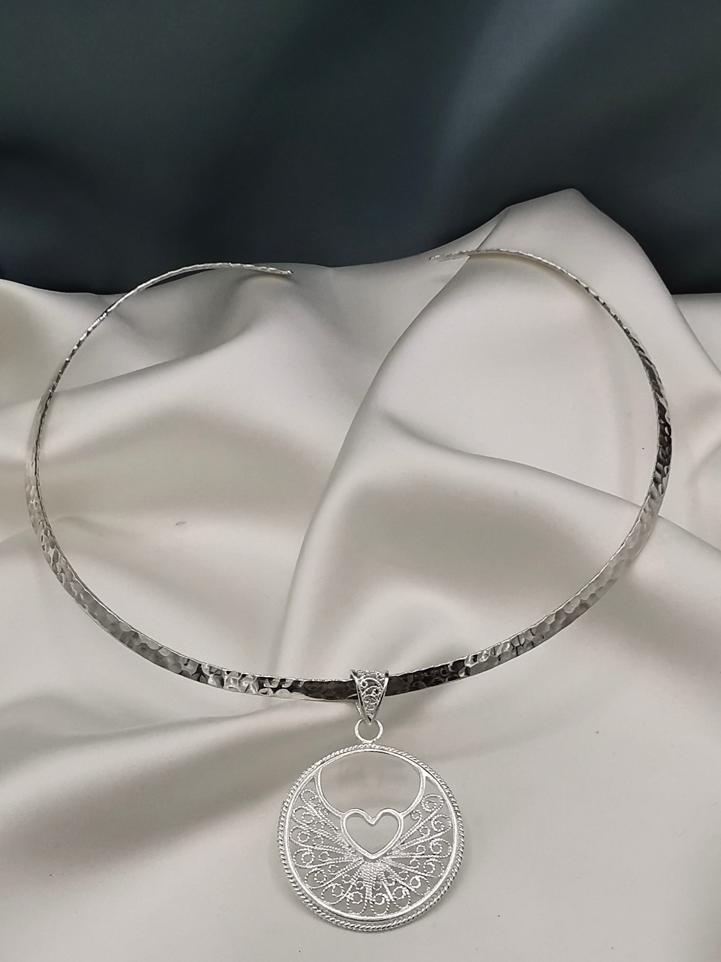 Omega redonda plata labrada (08575-004)