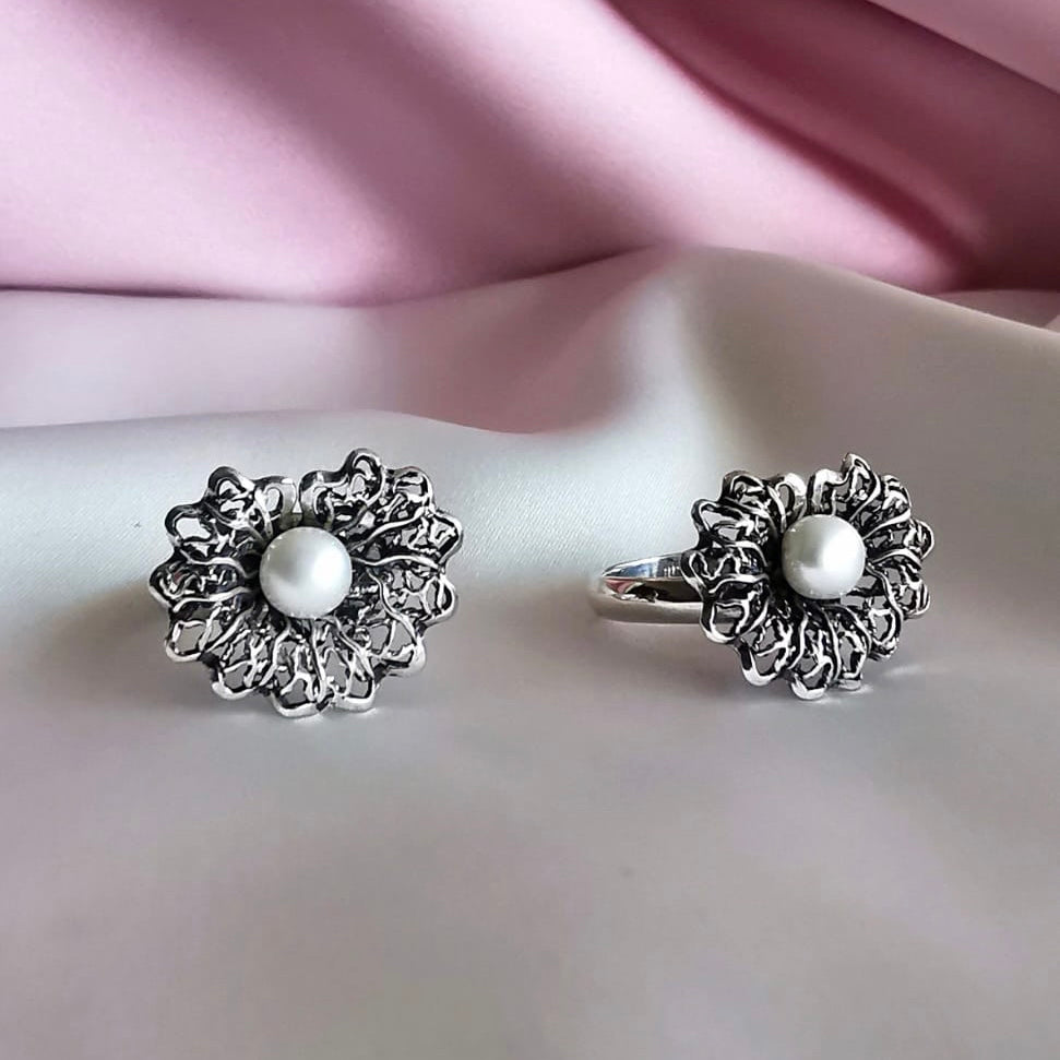 Anillo de flor con perla