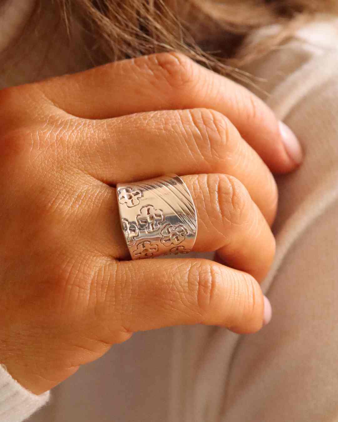 Anillo labrado de flores (01300)