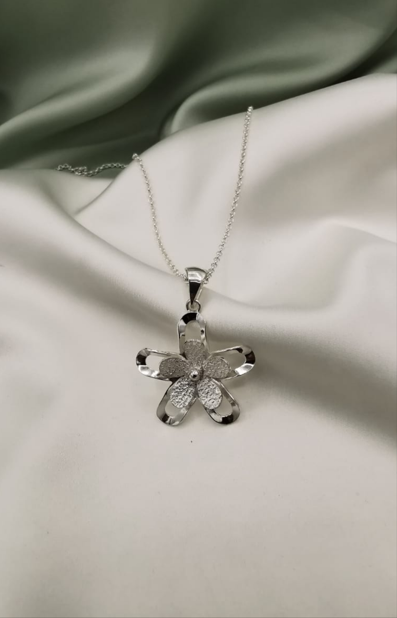 Dije de flor labrada (04350 034