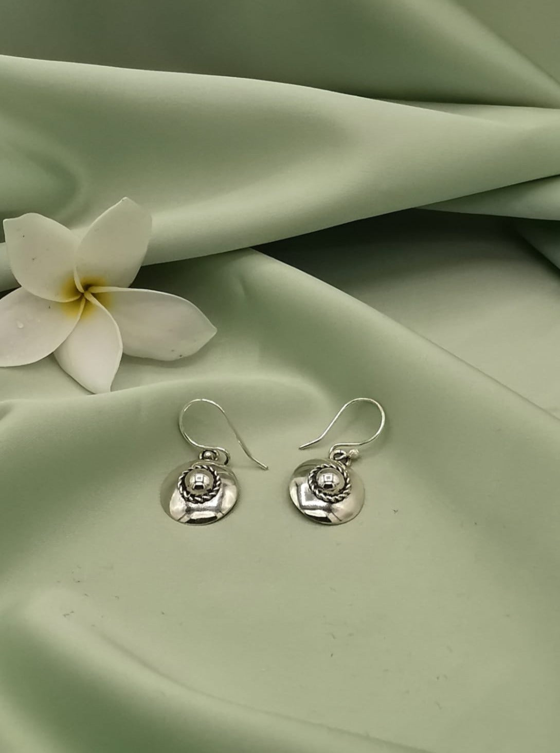 Arete redondo con diseño en plata envejecida (02200-224)