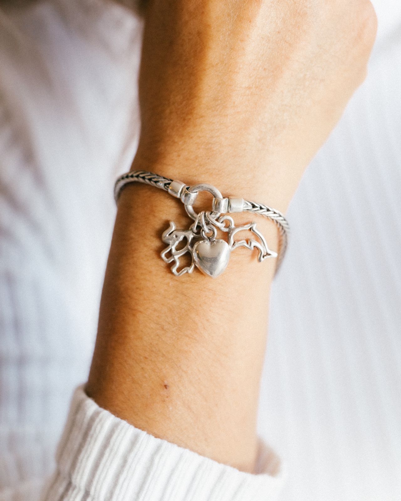 Pulsera de plata envejecida con dijes varios  (171500-5001)