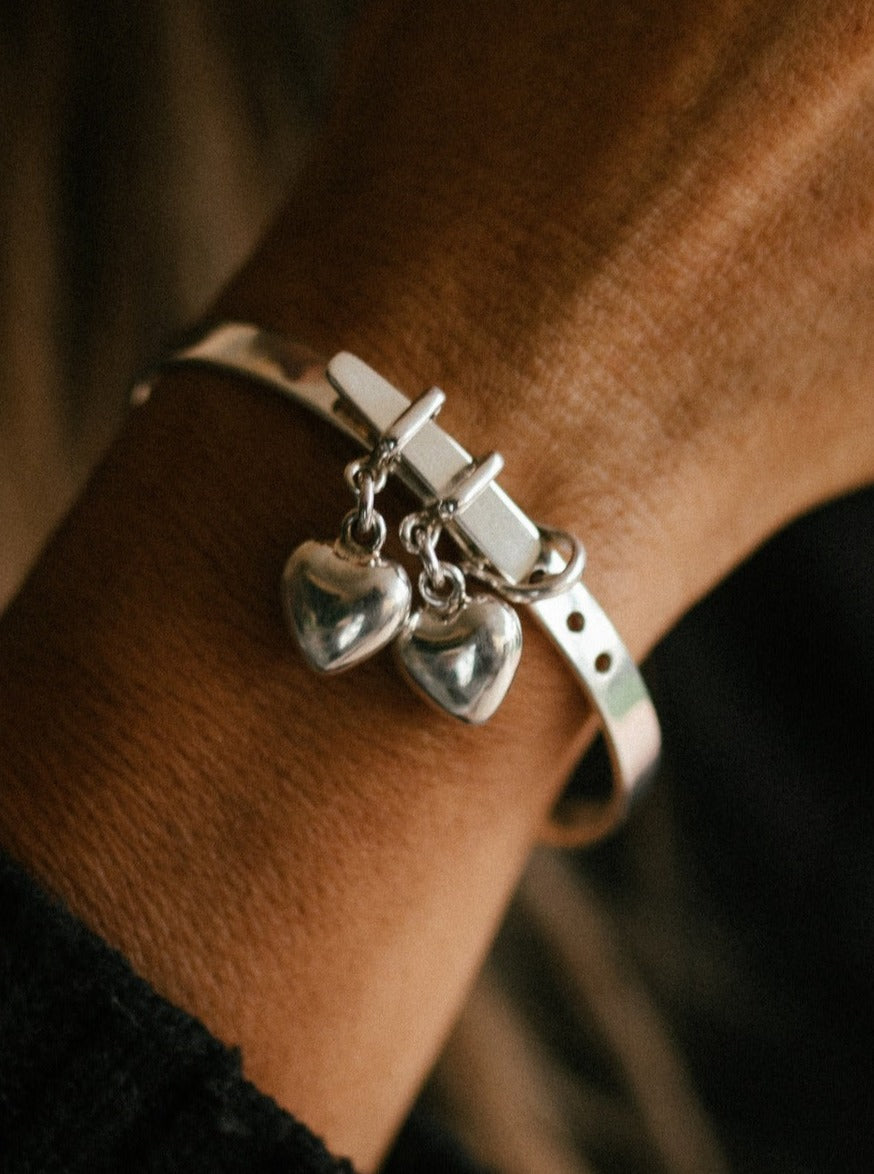 (05001-009) Pulsera aro diseño cincho y corazones
