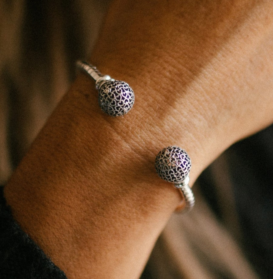 (171350-068) Pulsera  aro con diseño de bola envejecida