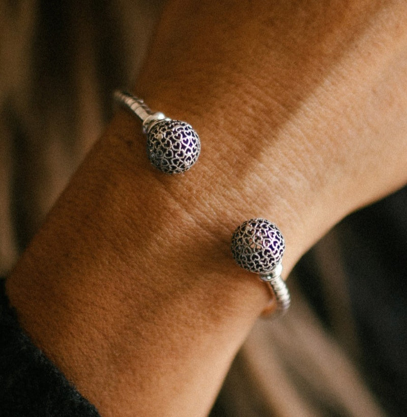 (171350-068) Pulsera  aro con diseño de bola envejecida