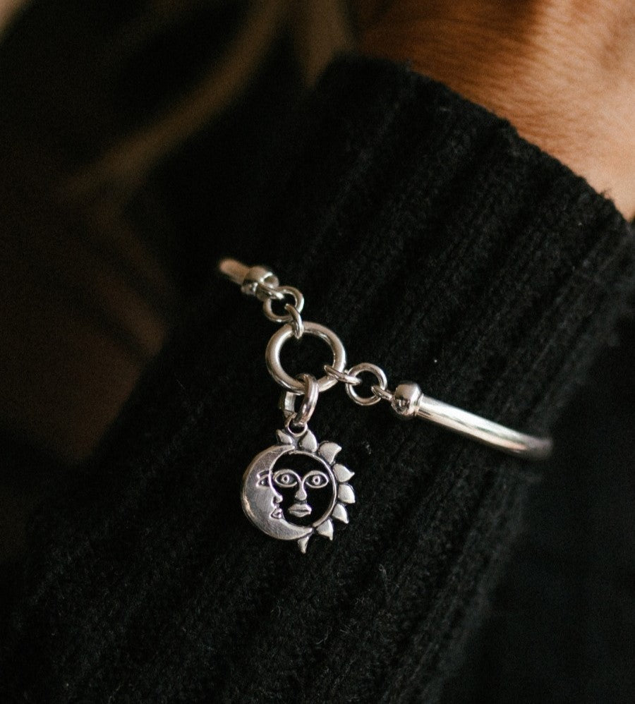 (05652-077) Pulsera  aro con dije Sol y Luna