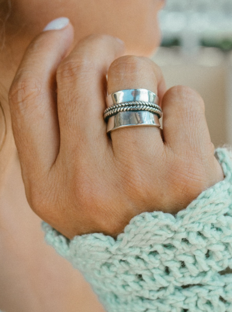 Anillo de plata con labrado envejecido (01375-104)