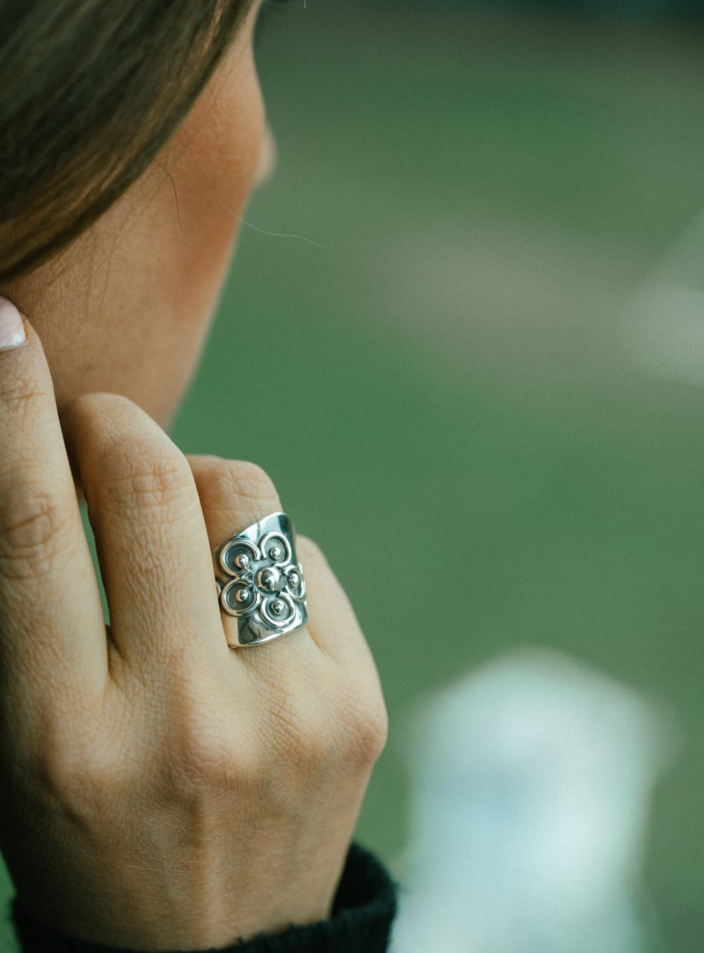 Anillo plata envejecida diseño flor (01340-374)