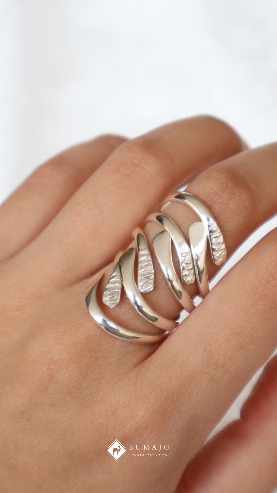 Anillo de plata con diseños labrados (01400-807)