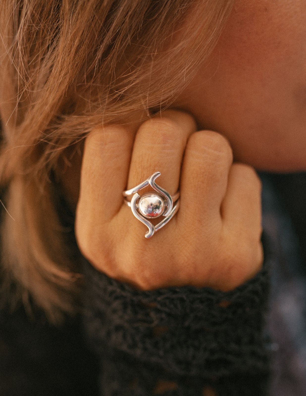 Anillo de plata con  bola.(01350-527)