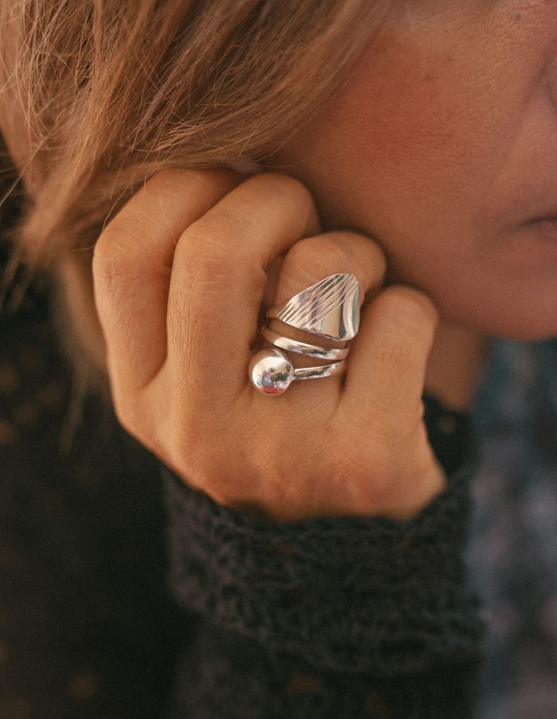Anillo de bandas con diseños labrados y bola (01400-610)