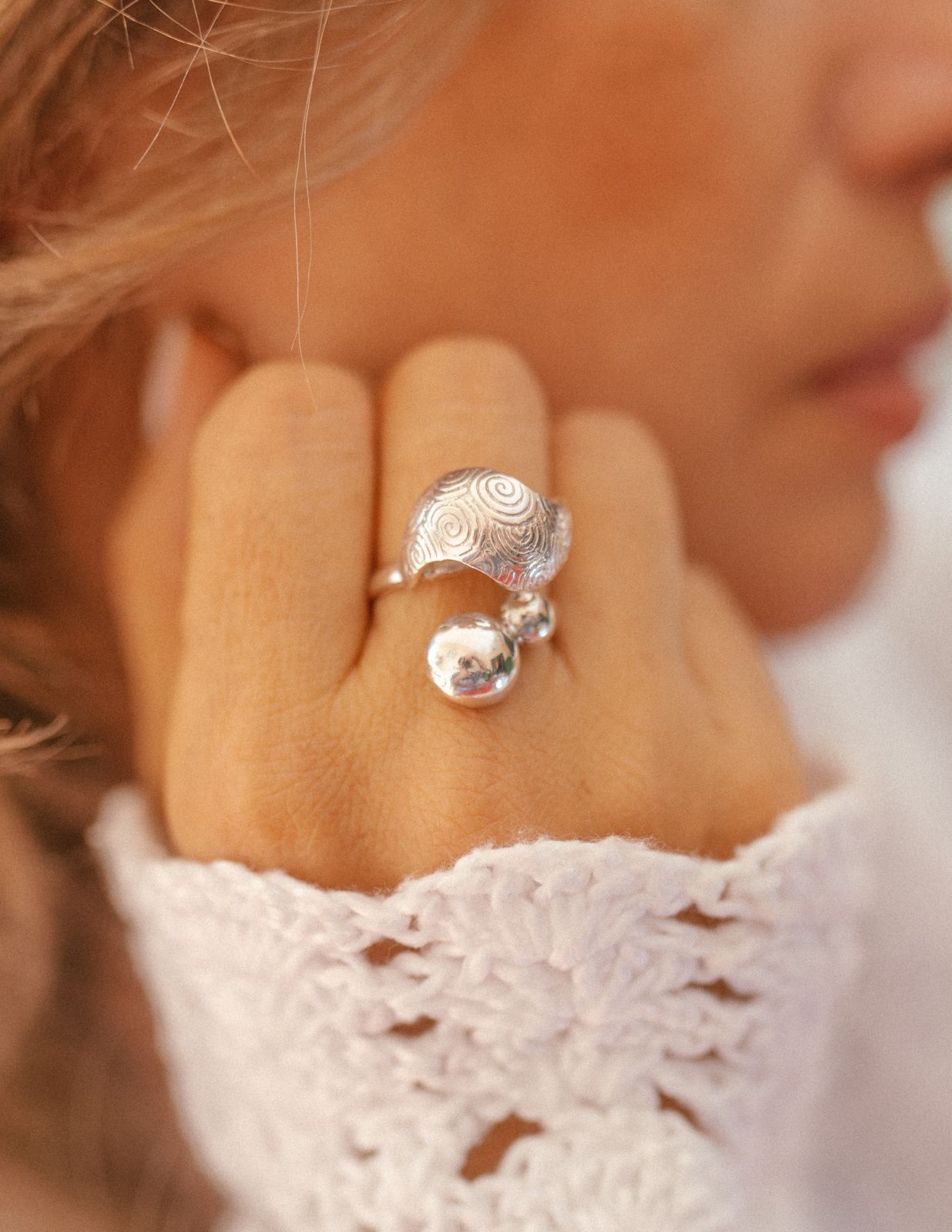 Anillo de plata con bola diseño labrado espiga