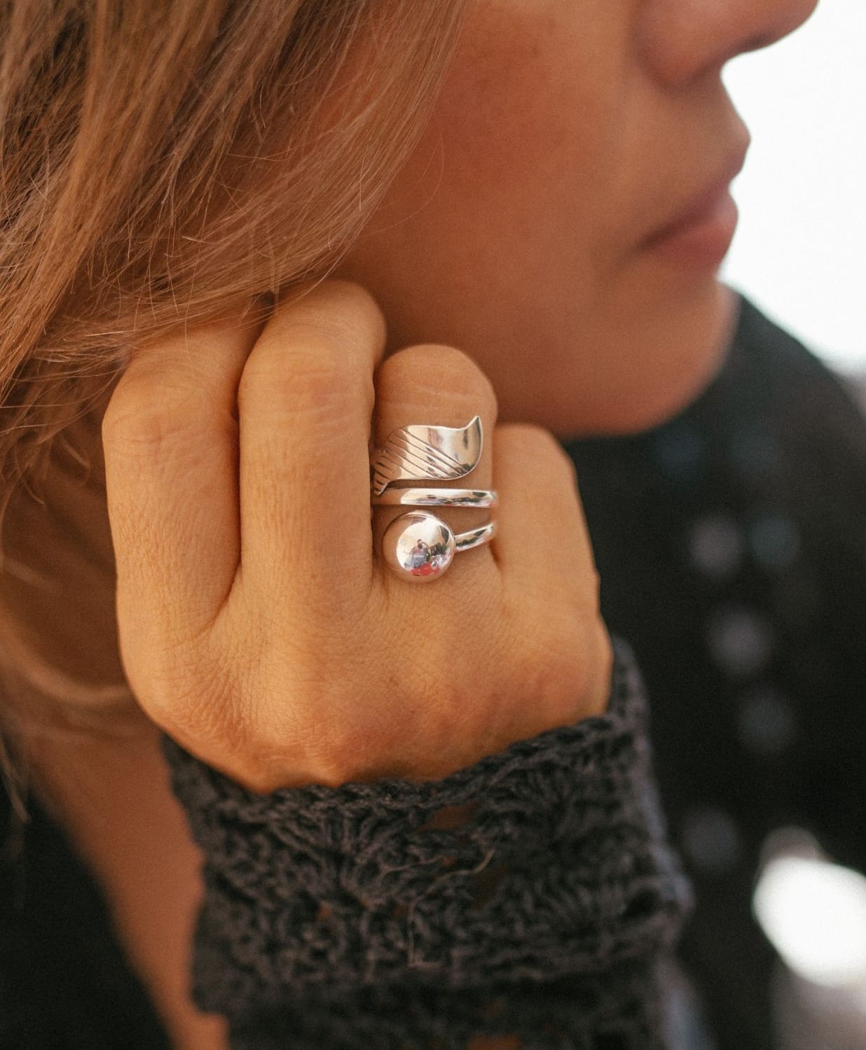 Anillo de bandas con diseños labrados y bola (01400-610)