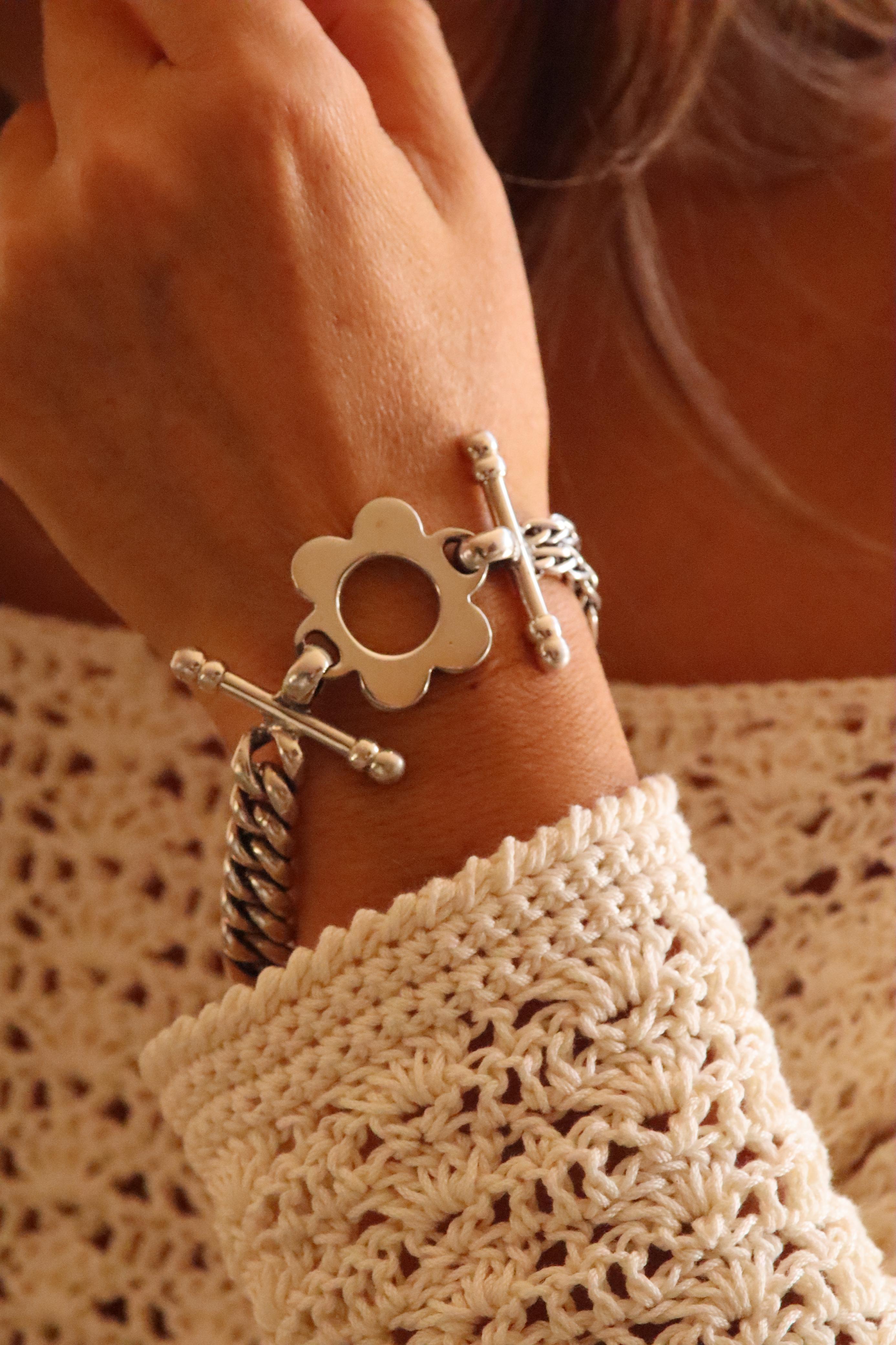 Pulsera de plata envejecida con dije de flor (171475-040)