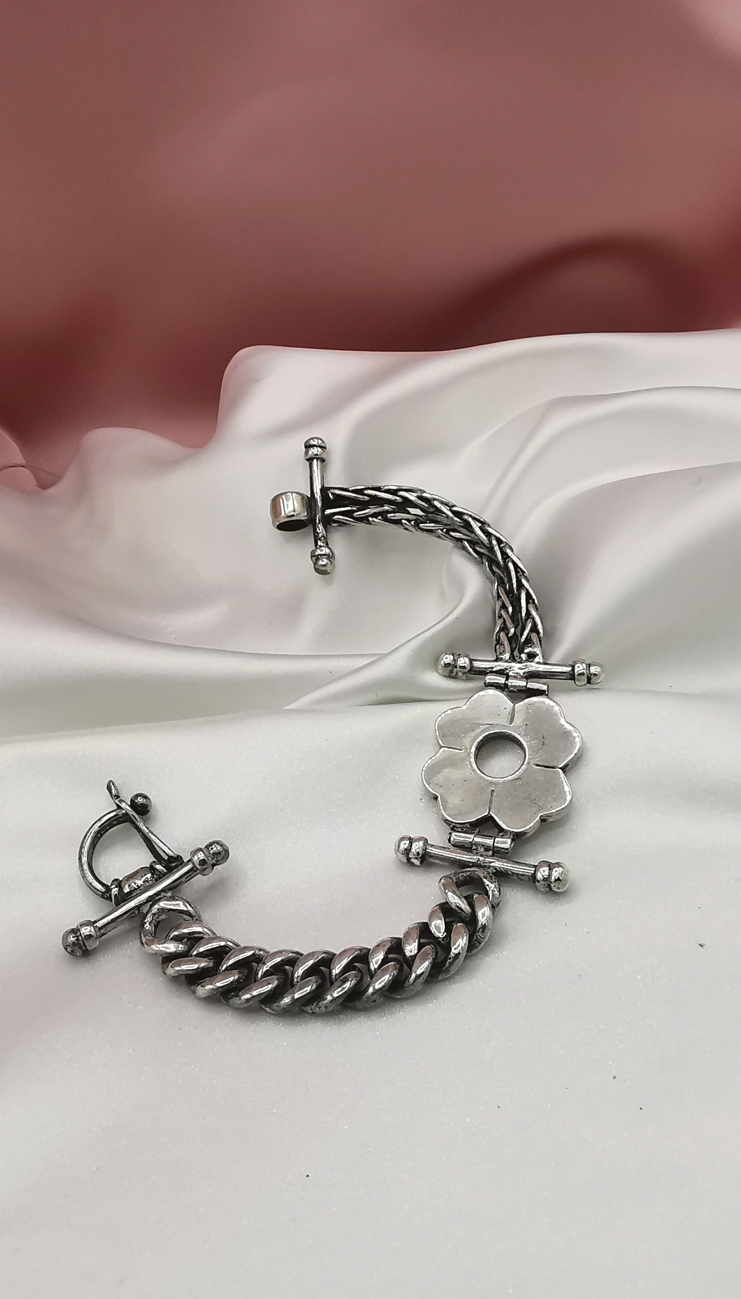 (171900-039) Pulsera de plata envejecida con dije de trebol