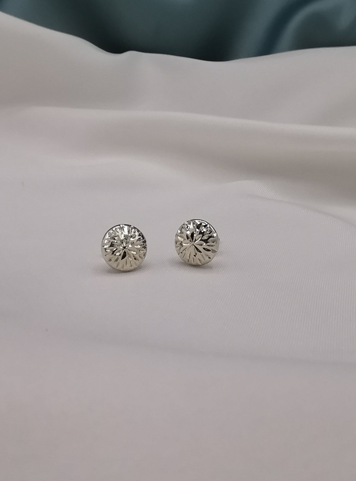 Arete media bola con diseño labrado (02175-187)