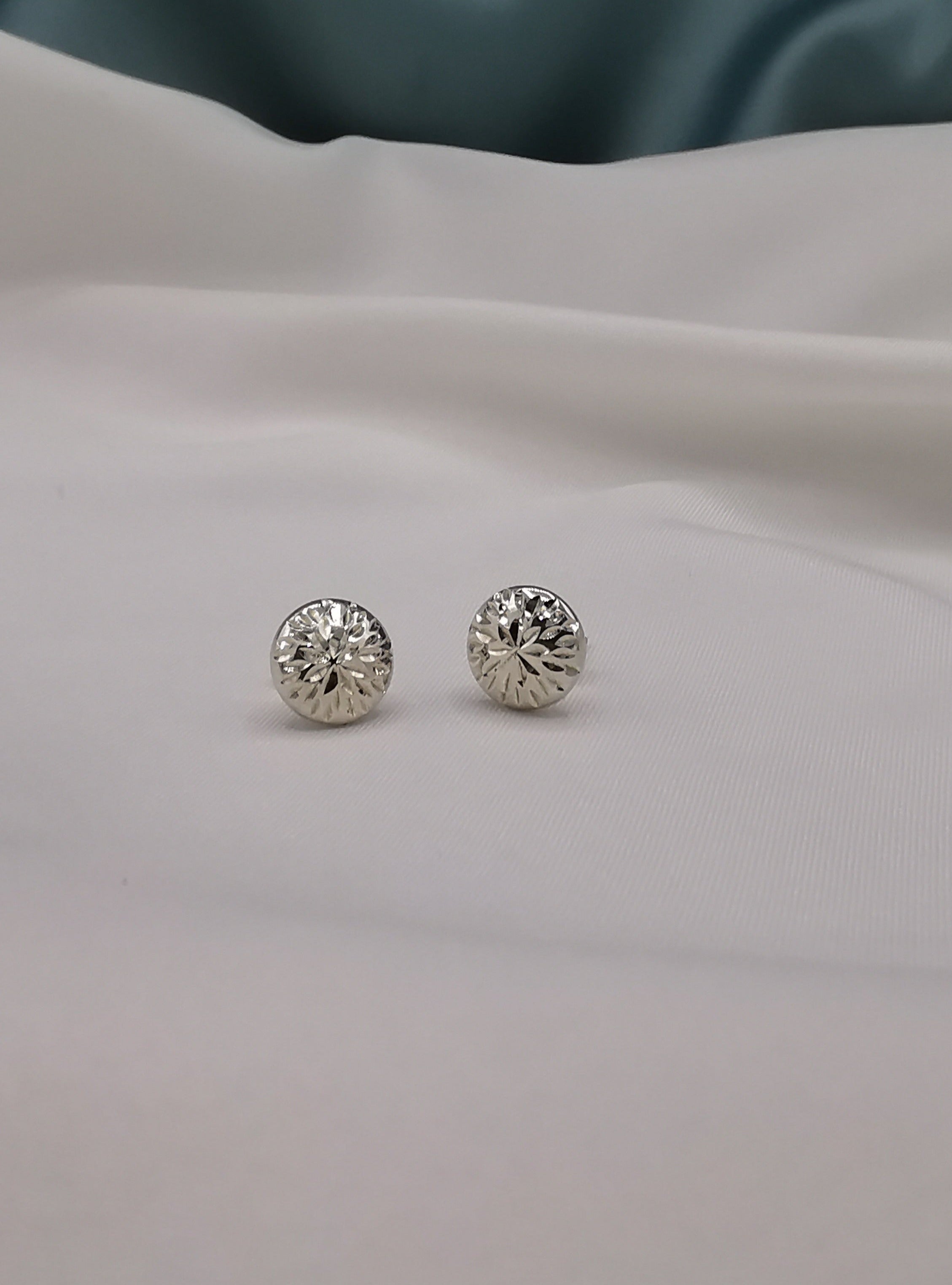 Arete media bola con diseño labrado (02175-187)