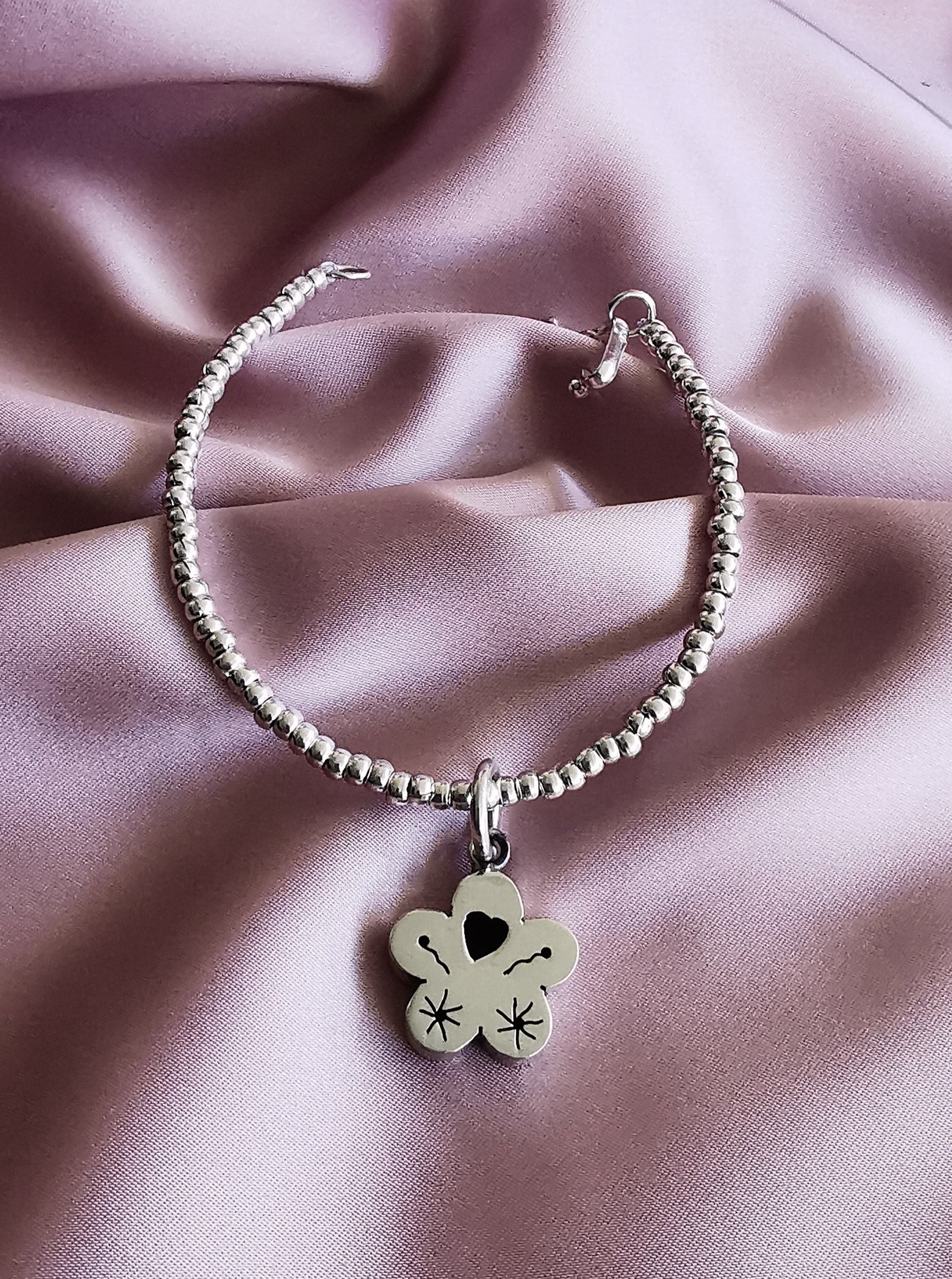 (04200-029)Dije de flor con diseño corazón