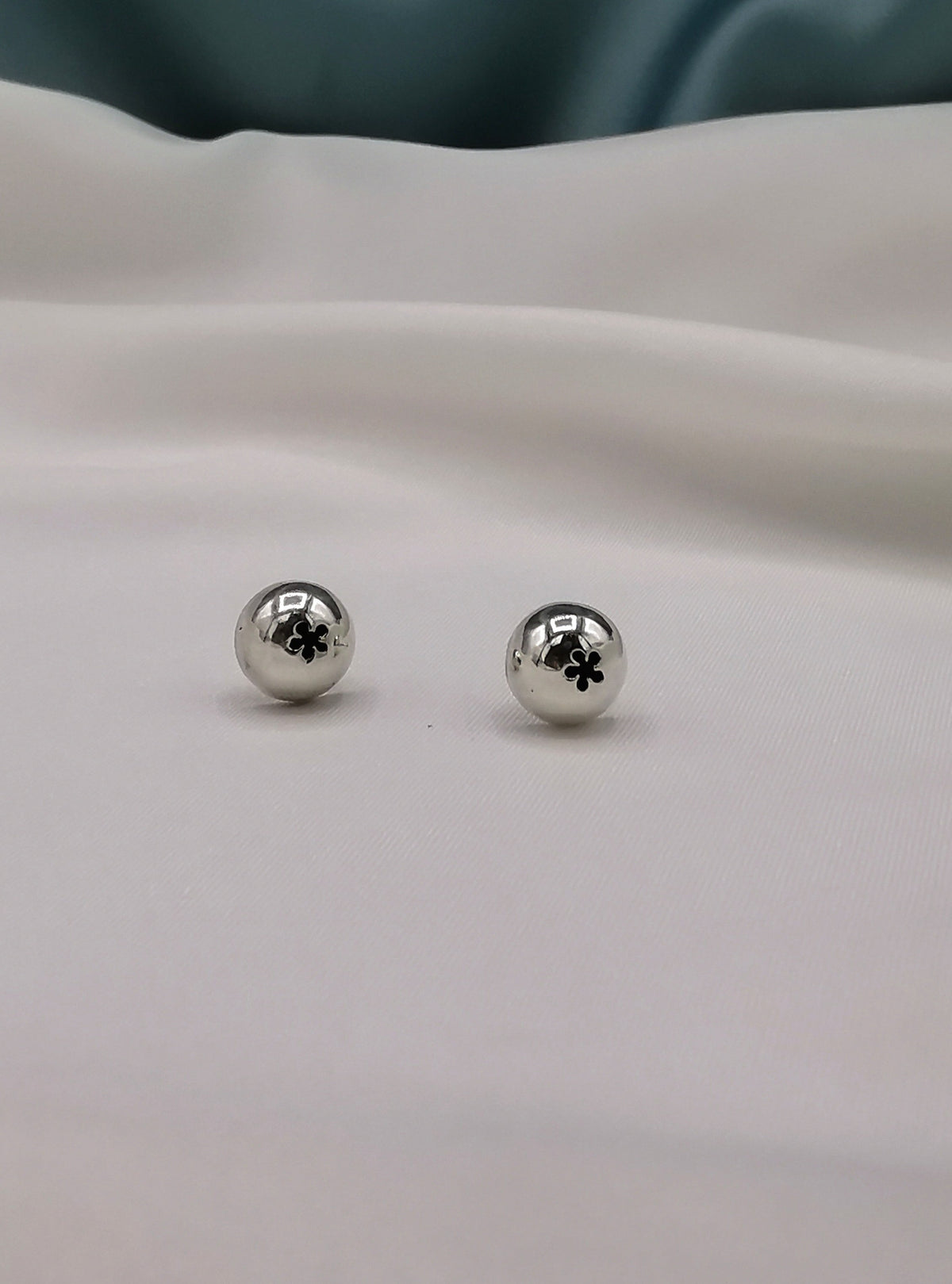 Arete bola con diseño de flor (02175-208)