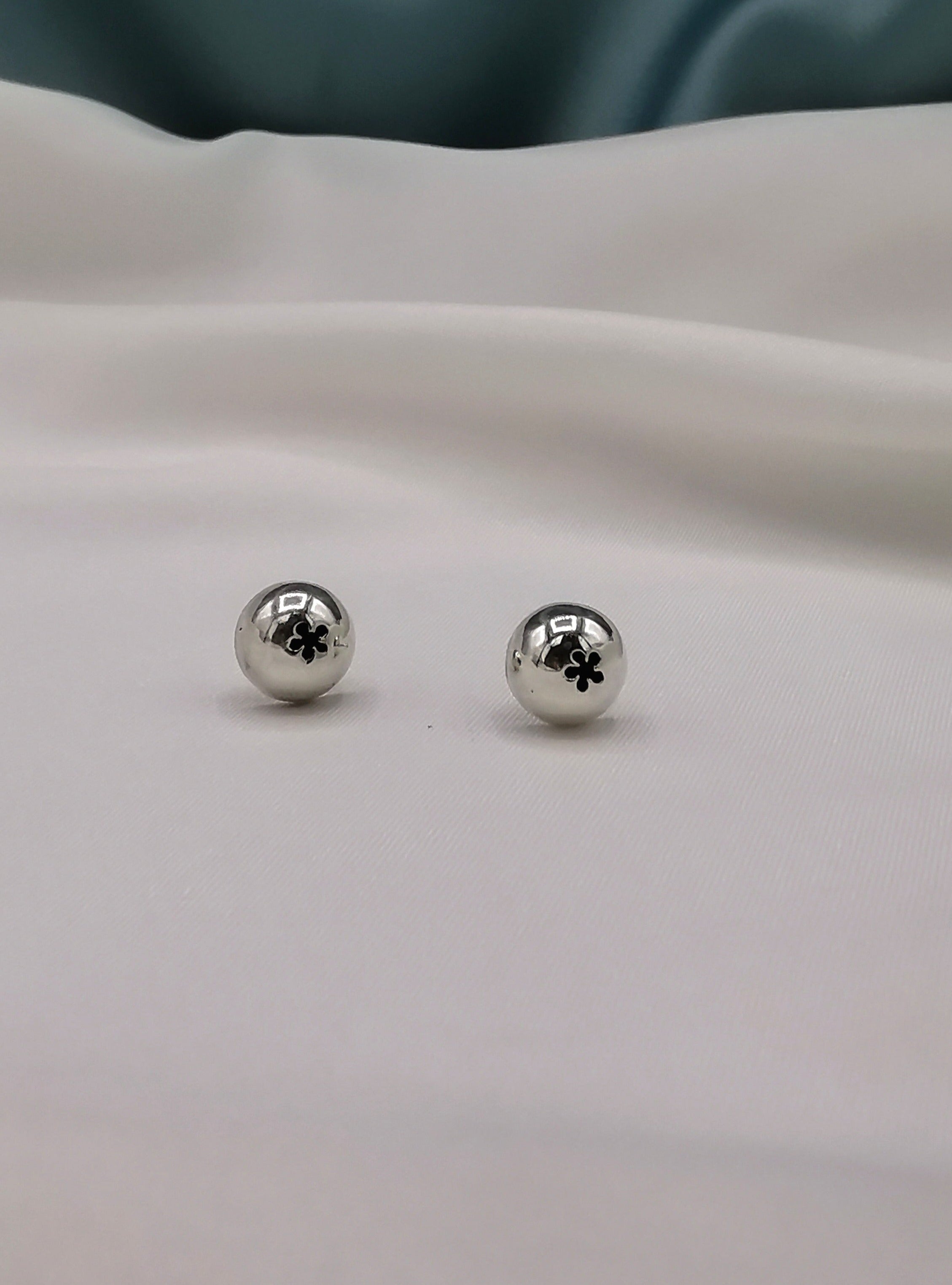 Arete bola con diseño de flor (02175-208)