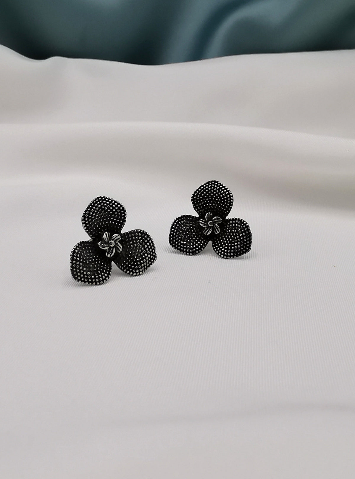 Arete de flor plata envejecida (02325-001)