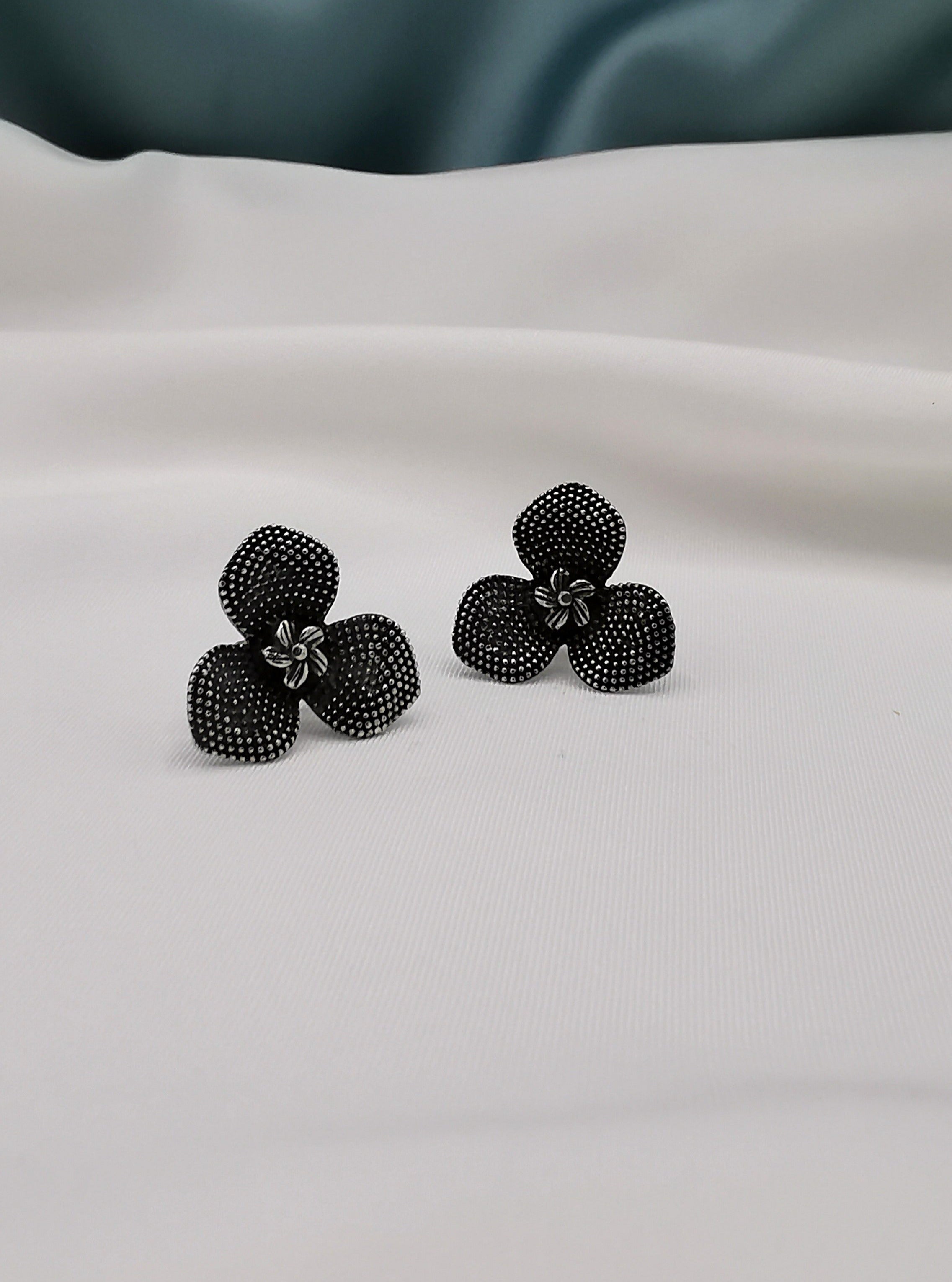 Arete de flor plata envejecida (02325-001)