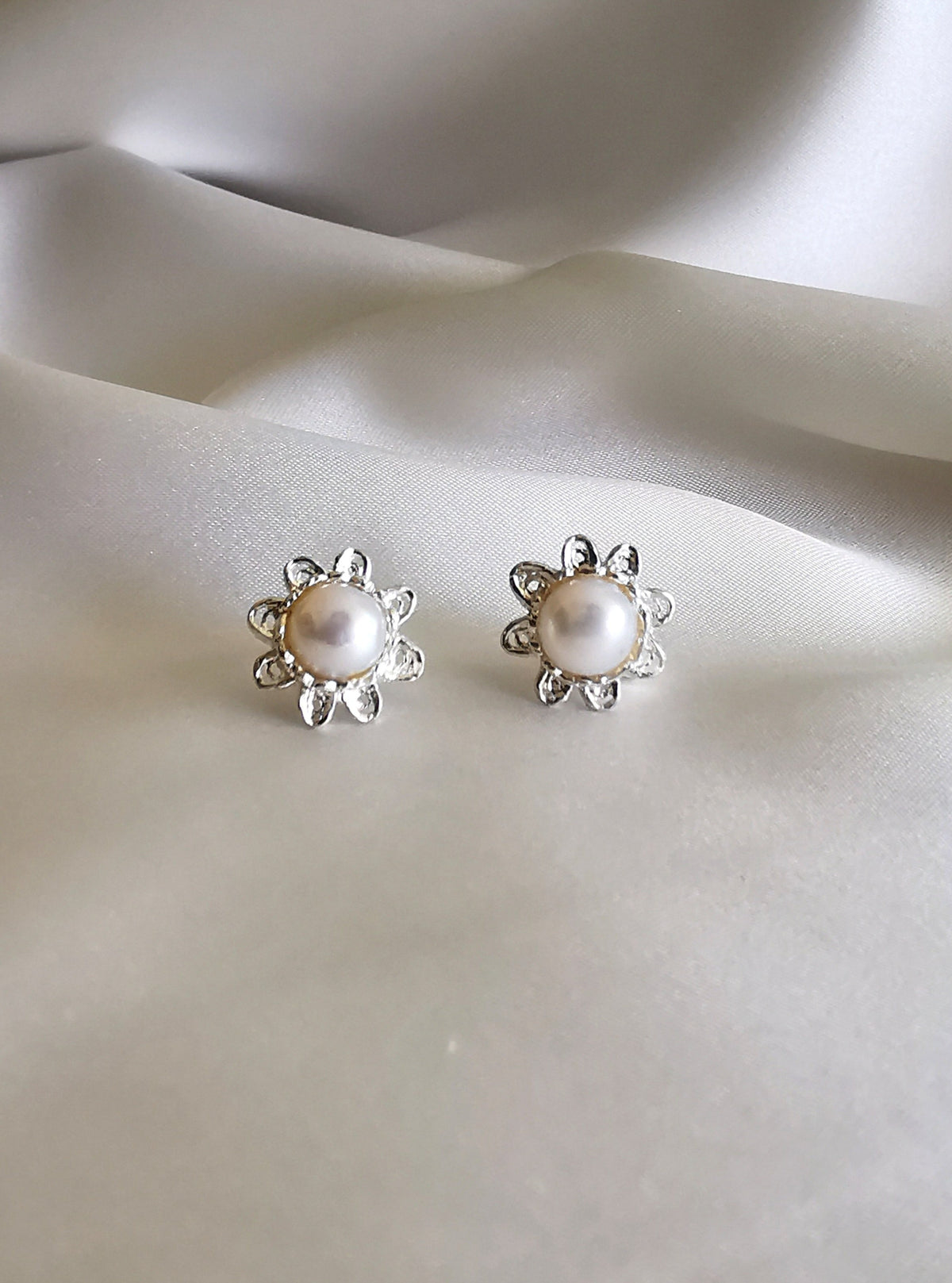 Arete de flor con perla (02250-177)