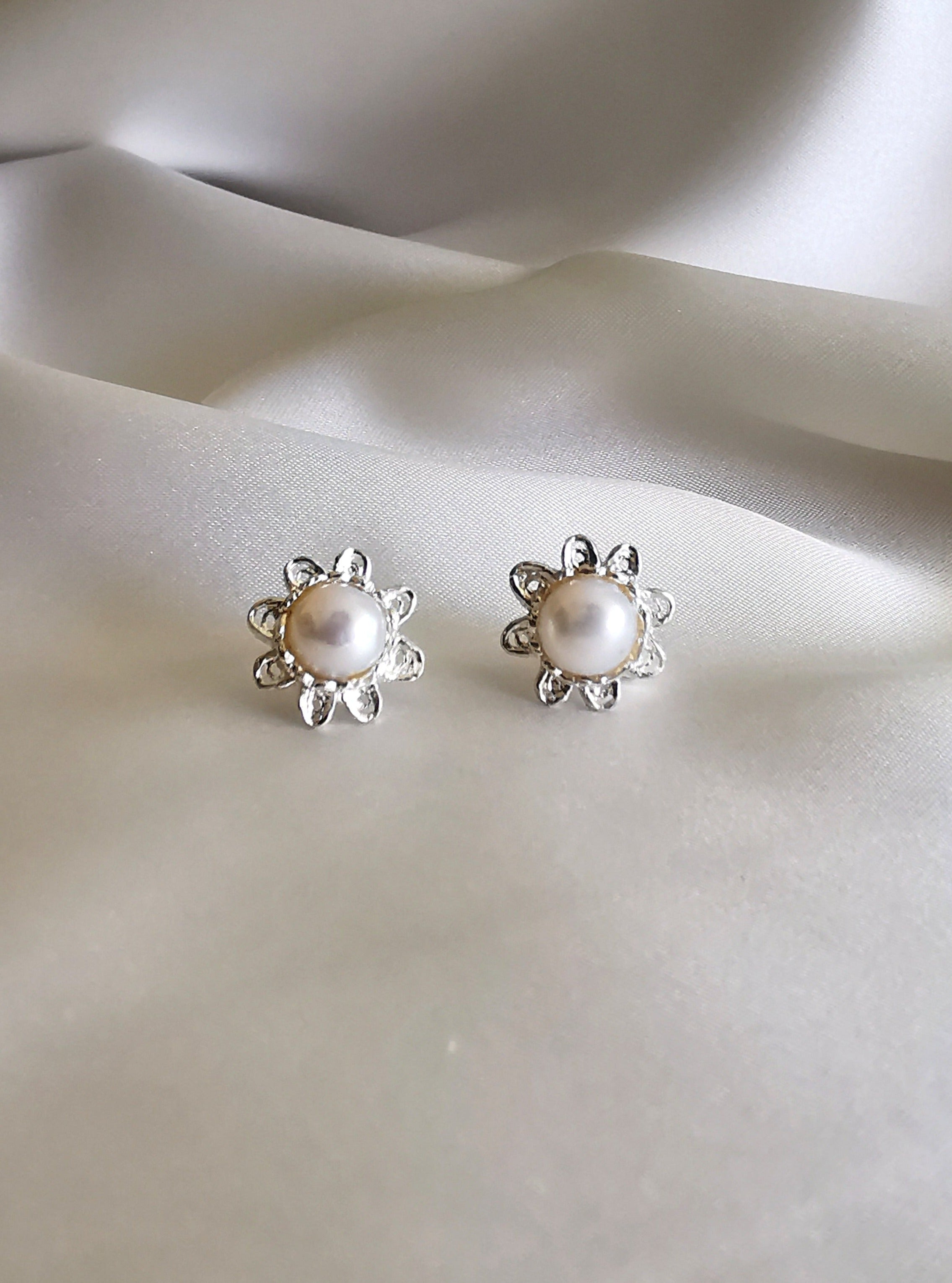 Arete de flor con perla (02250-177)