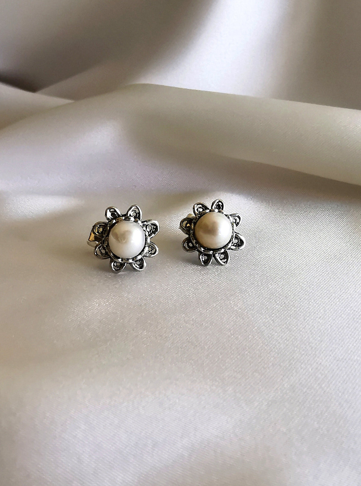 Arete de flor plata envejecida con perla (02250-178)
