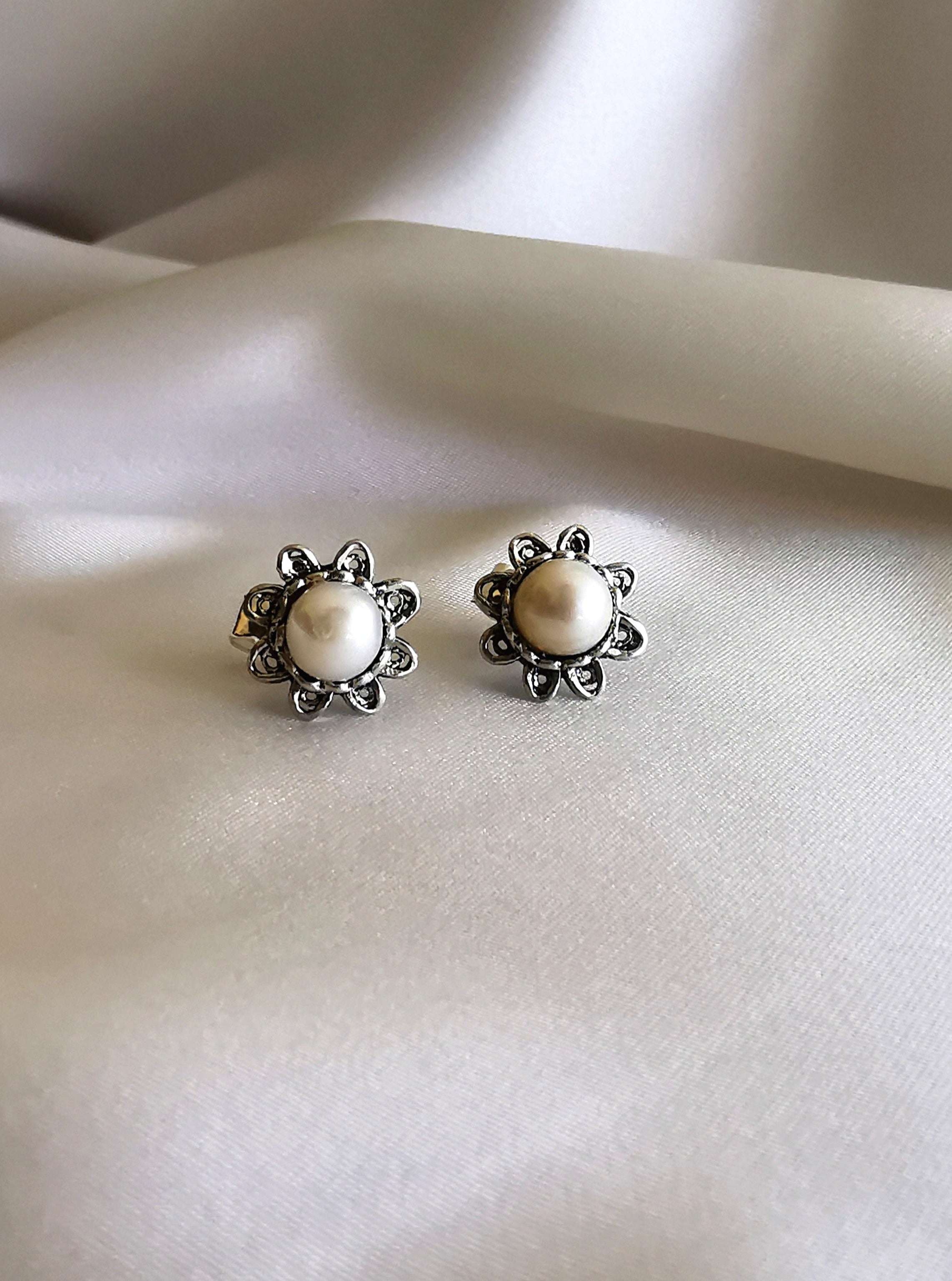 Arete de flor plata envejecida con perla (02250-178)