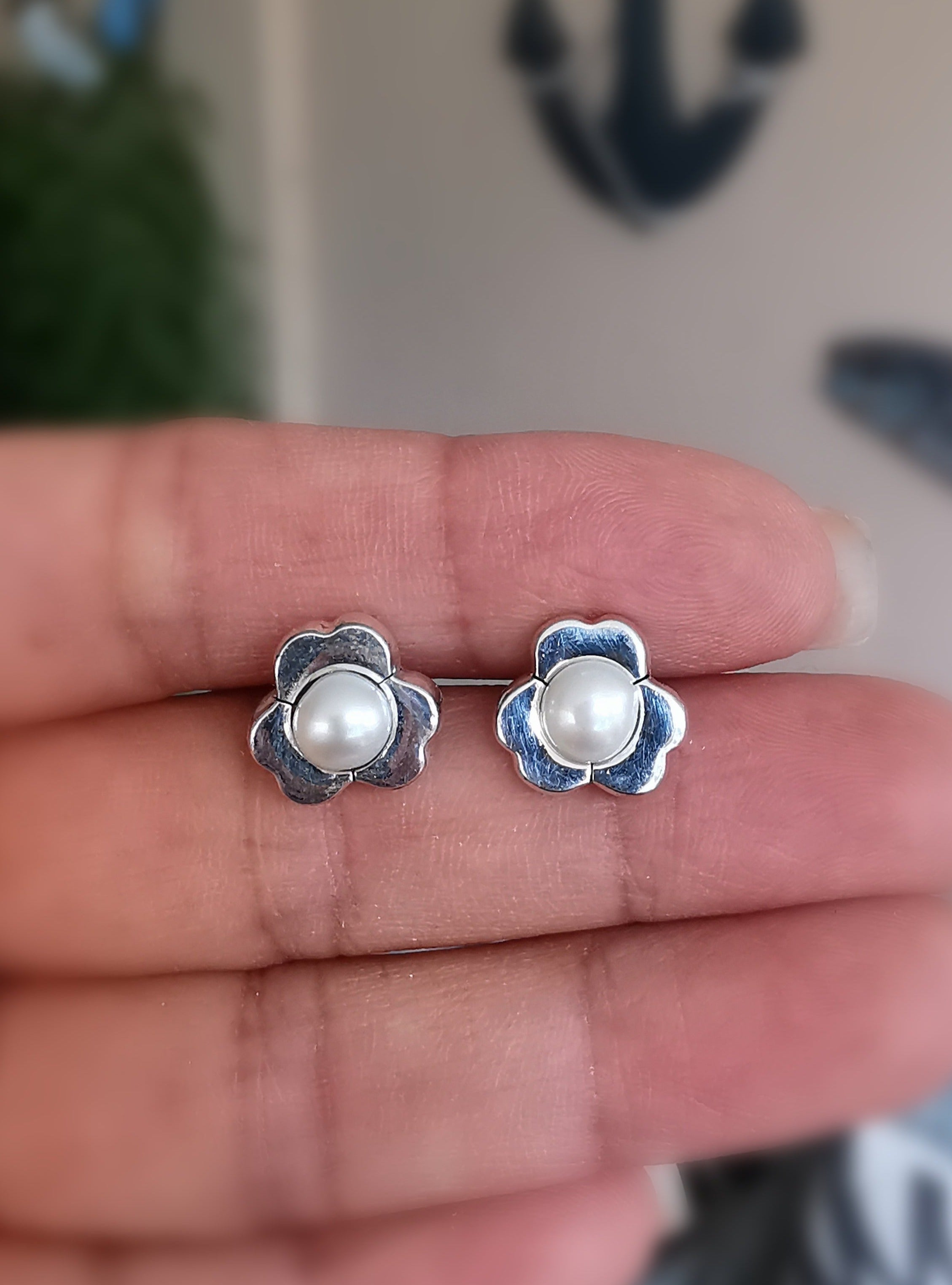 Arete de flor con perla (02225-258)