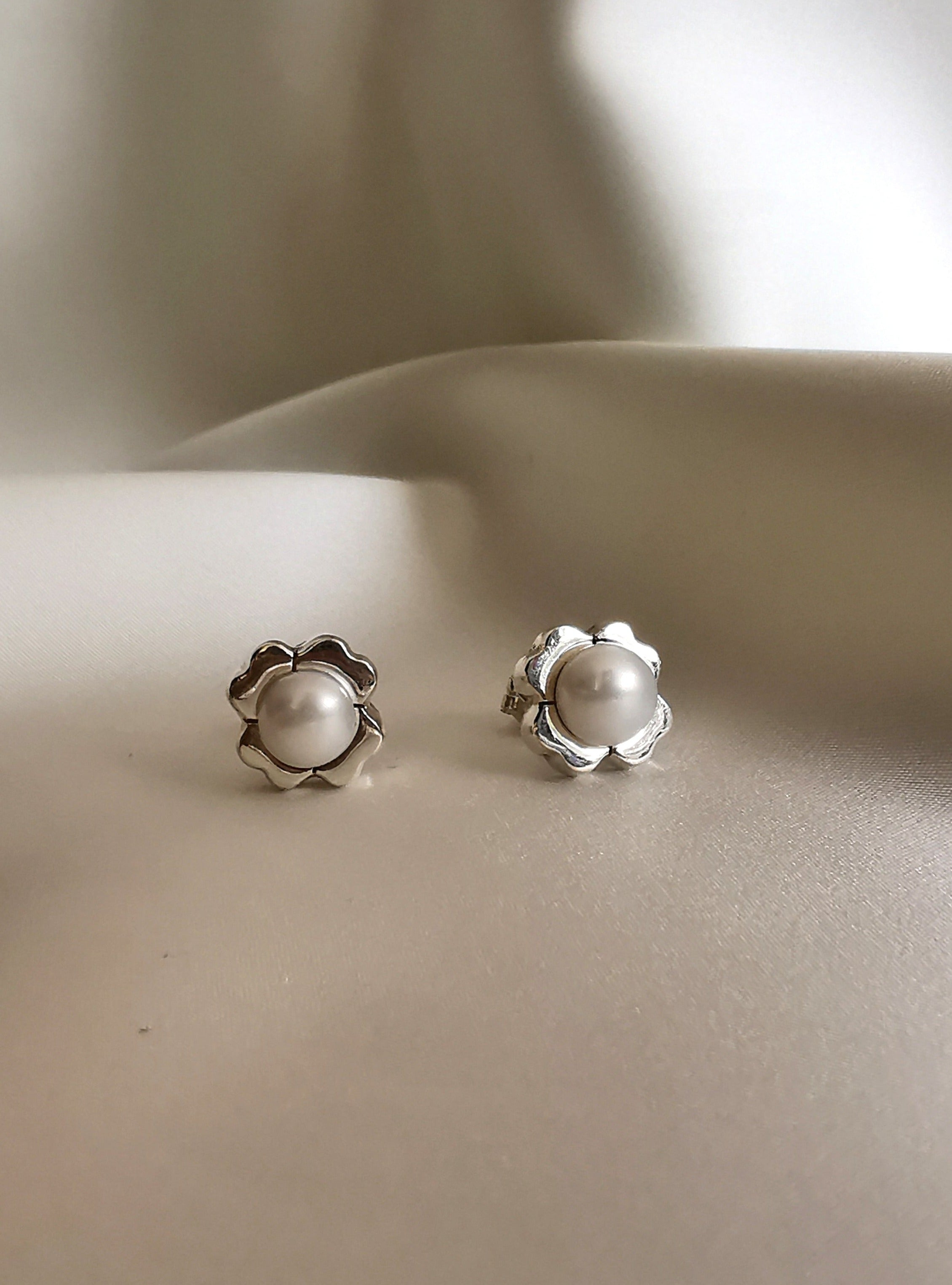 Arete de flor con perla (02225-222)