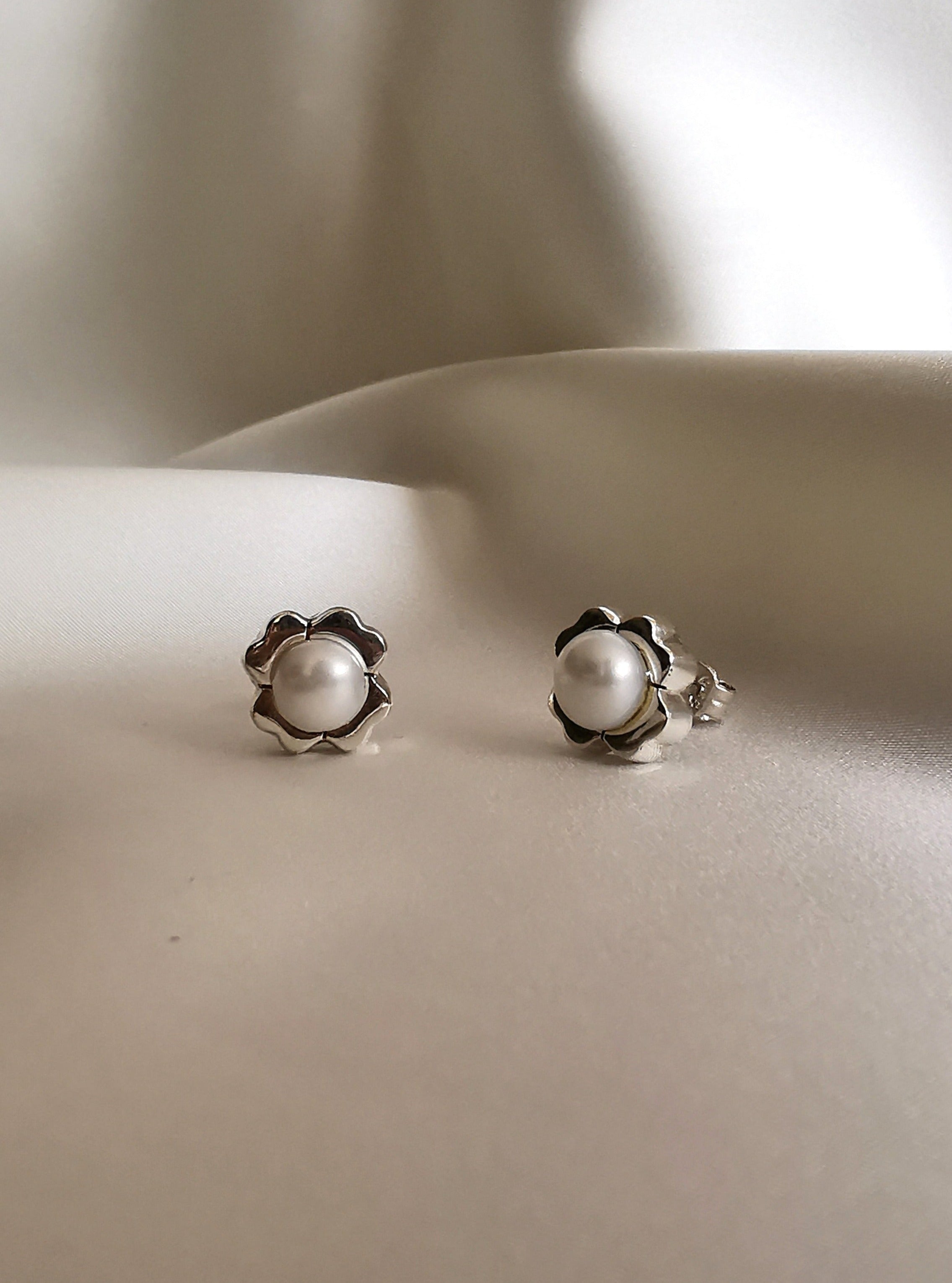 Arete de flor con perla (02225-222)